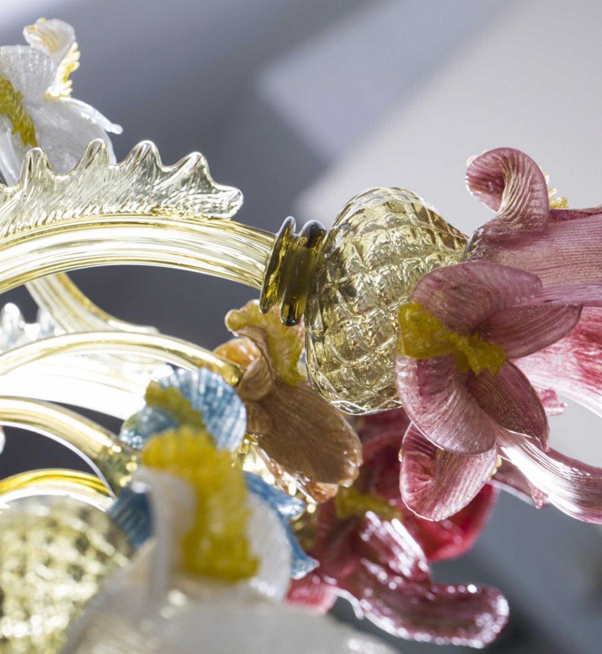 Gli squisiti fiori di vetro del lampadario Iris di Striulli in vetro di Murano