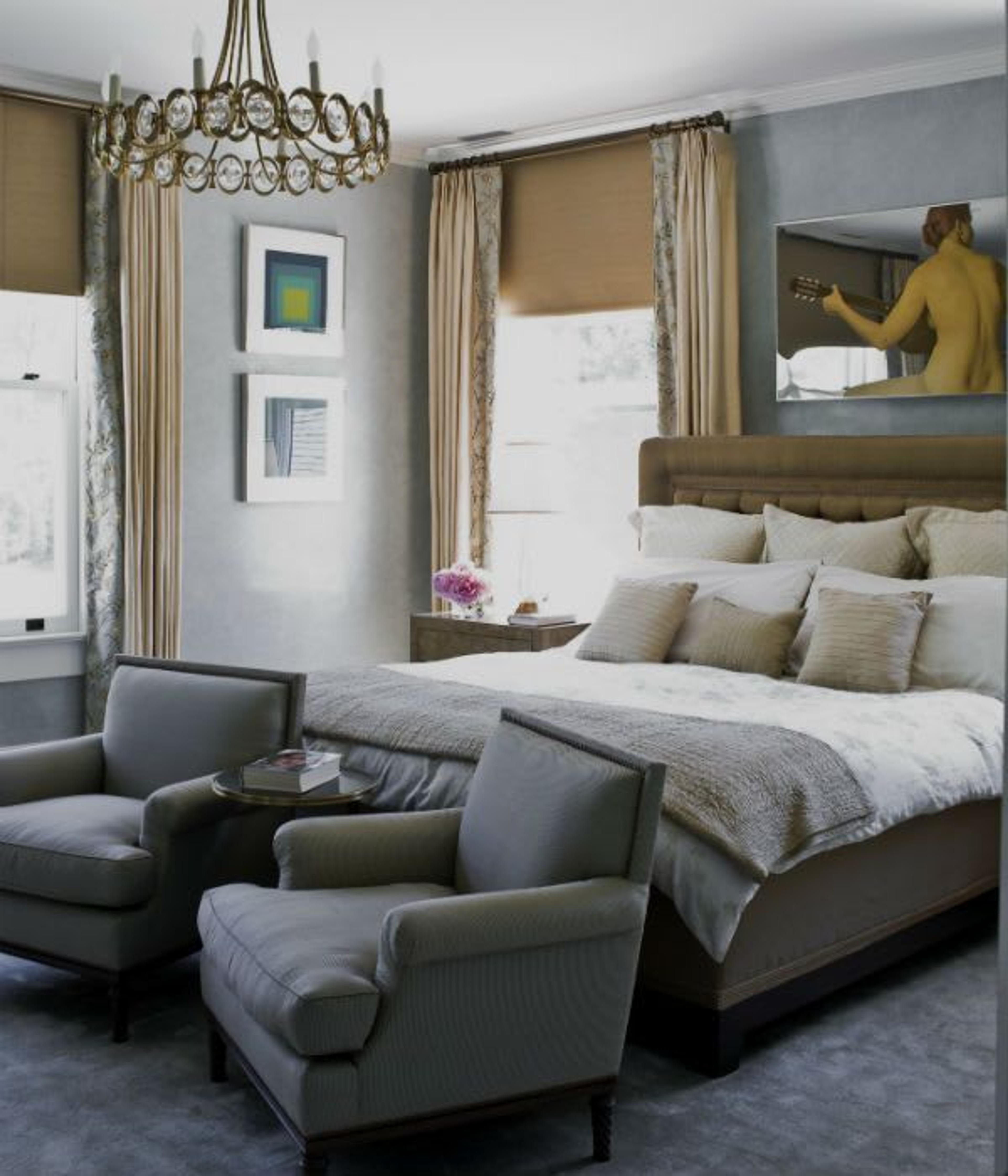Tonos grises combinados con cálidos neutros crean un ambiente acogedor en este elegante apartamento del Upper East Side decorado por Cullman & Kravis.
