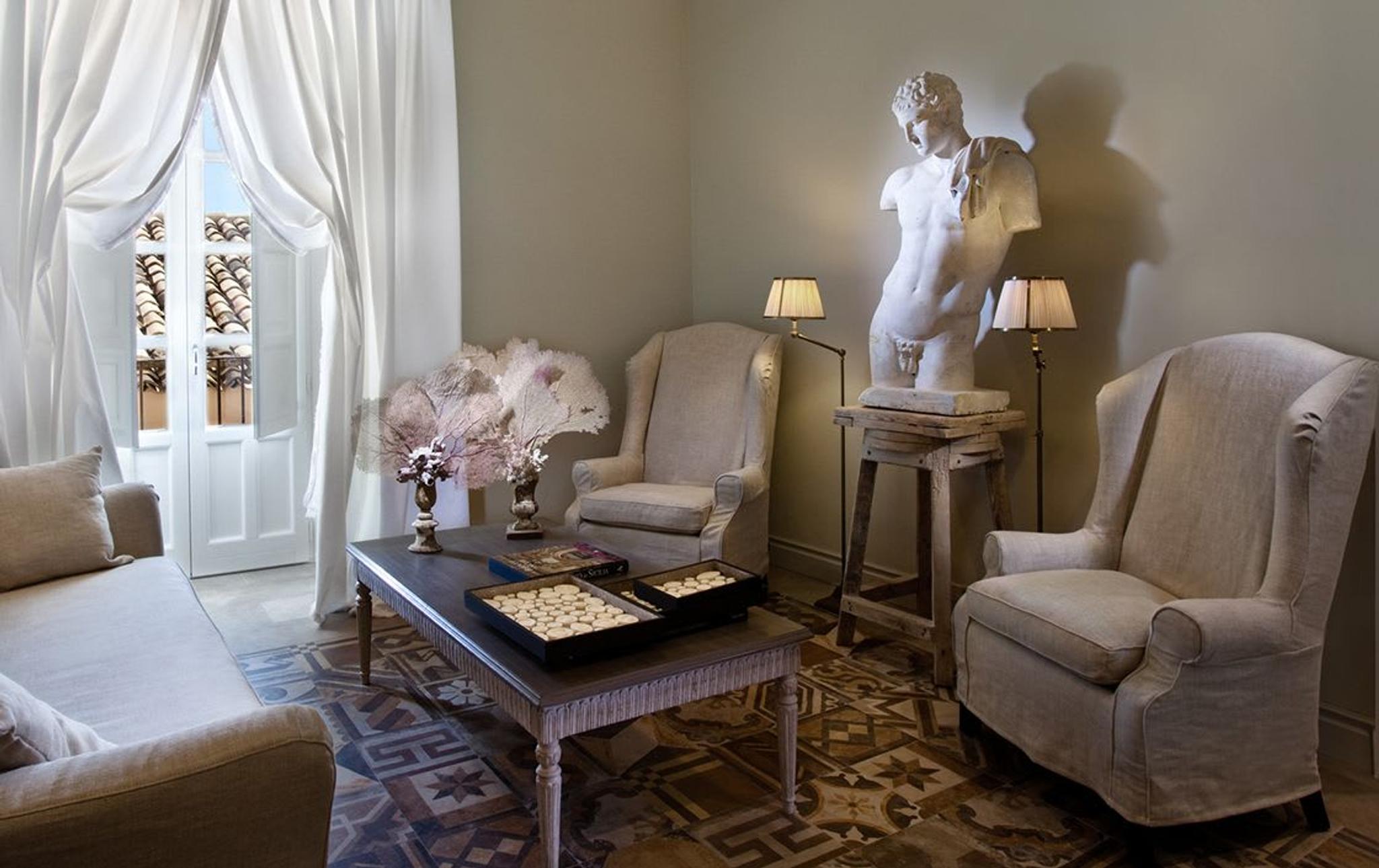 Living room of one of Seven Rooms Villadorata suites in Noto