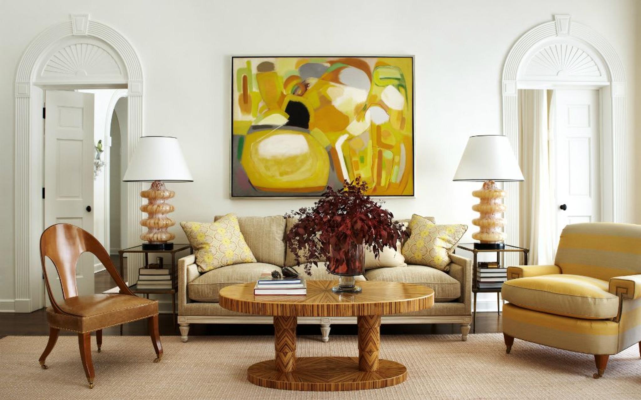 Schimmernder venezianischer Putz und ein handgewebter Seegrassteppich verleihen diesem glamourösen Wohnzimmer einen Hauch von Strand und Leichtigkeit. Überdimensionierte Murano-Lampen verleihen dem Raum einen Hauch von Moderne.
