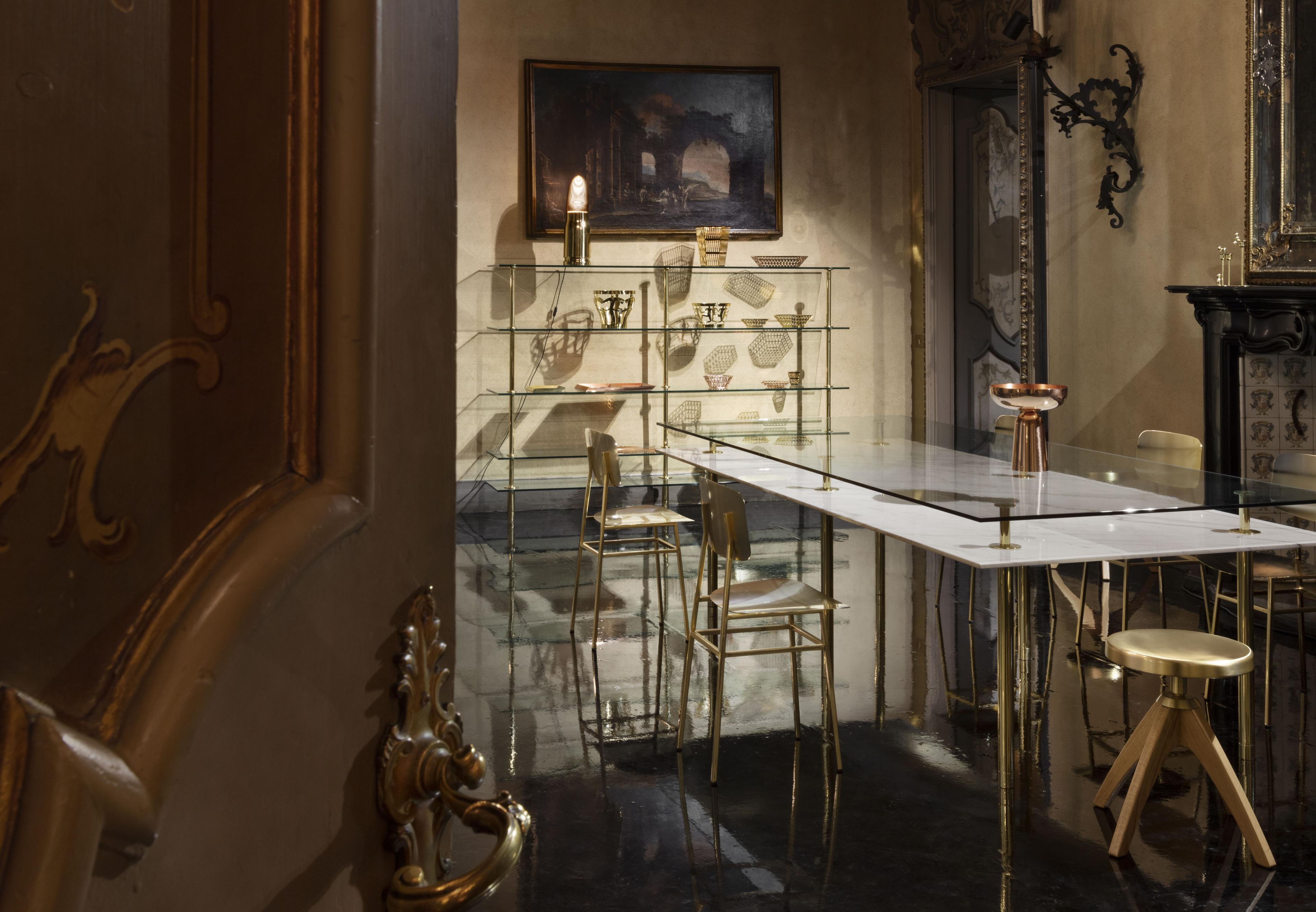 Eleganza senza Tempo in Marmo e Ottone