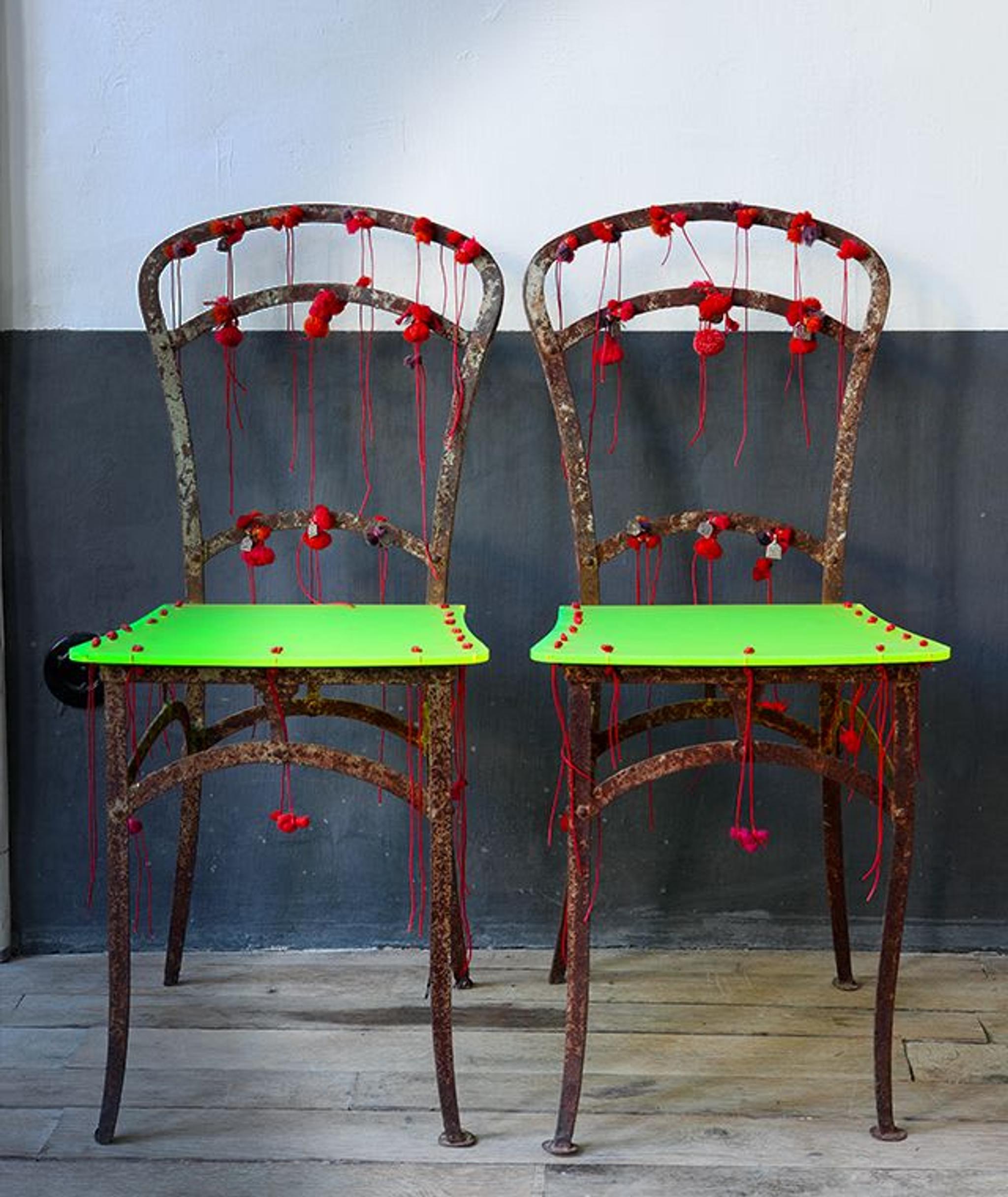 Stühle von Paola Navone. Fotografie von Enrico Conti
