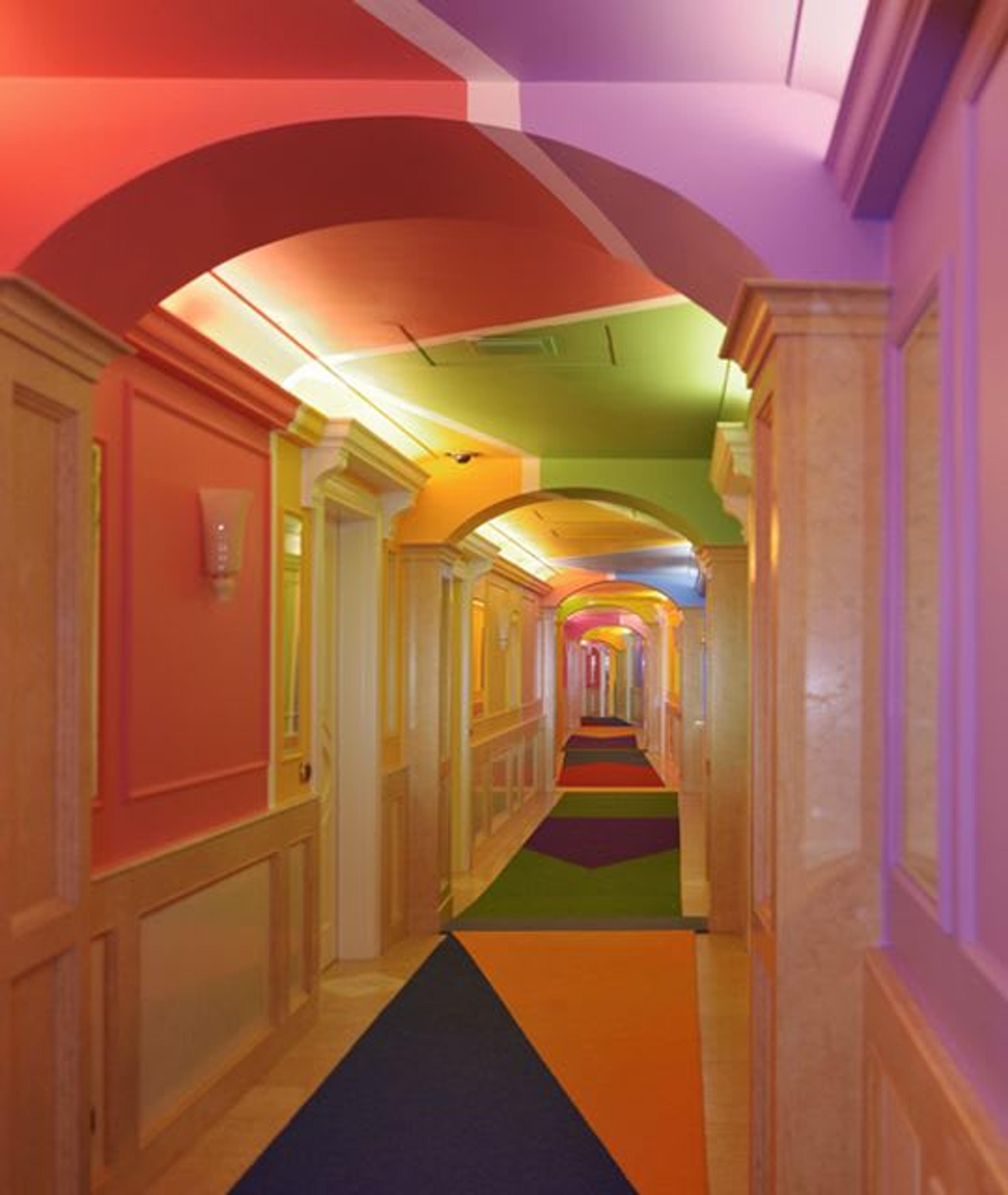 Les intérieurs colorés de l'hôtel.