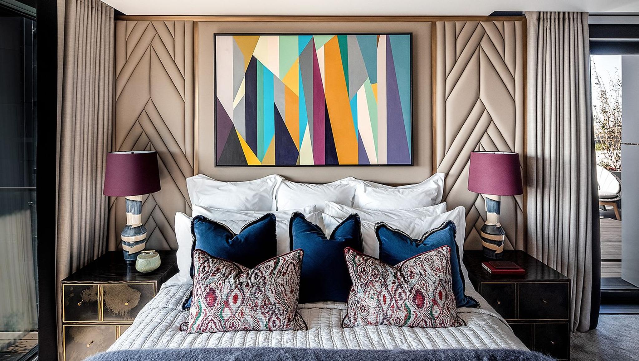 La chambre Dumont, la chambre bleue : couleurs, textures et motifs s'épanouissent dans la chambre d'amis