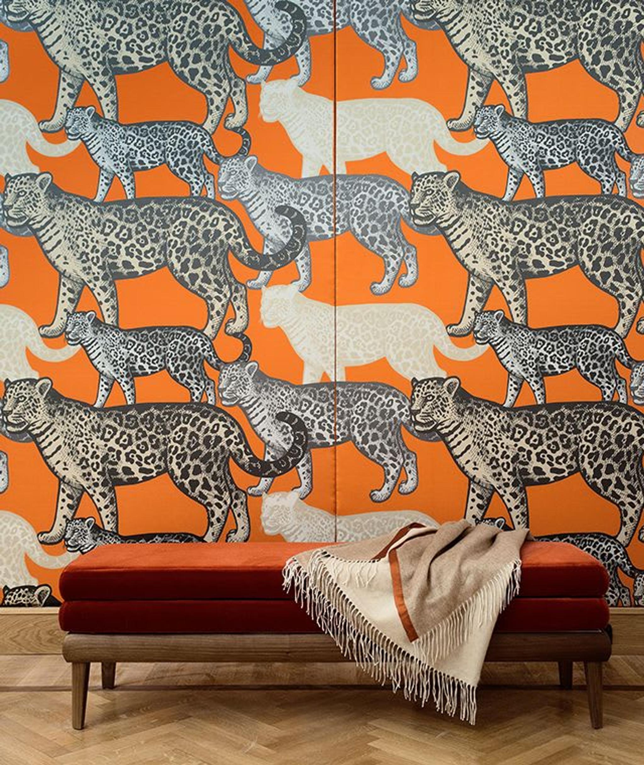 Orangefarbenes Paneel für gehende Leoparden von Midsummer Milano
