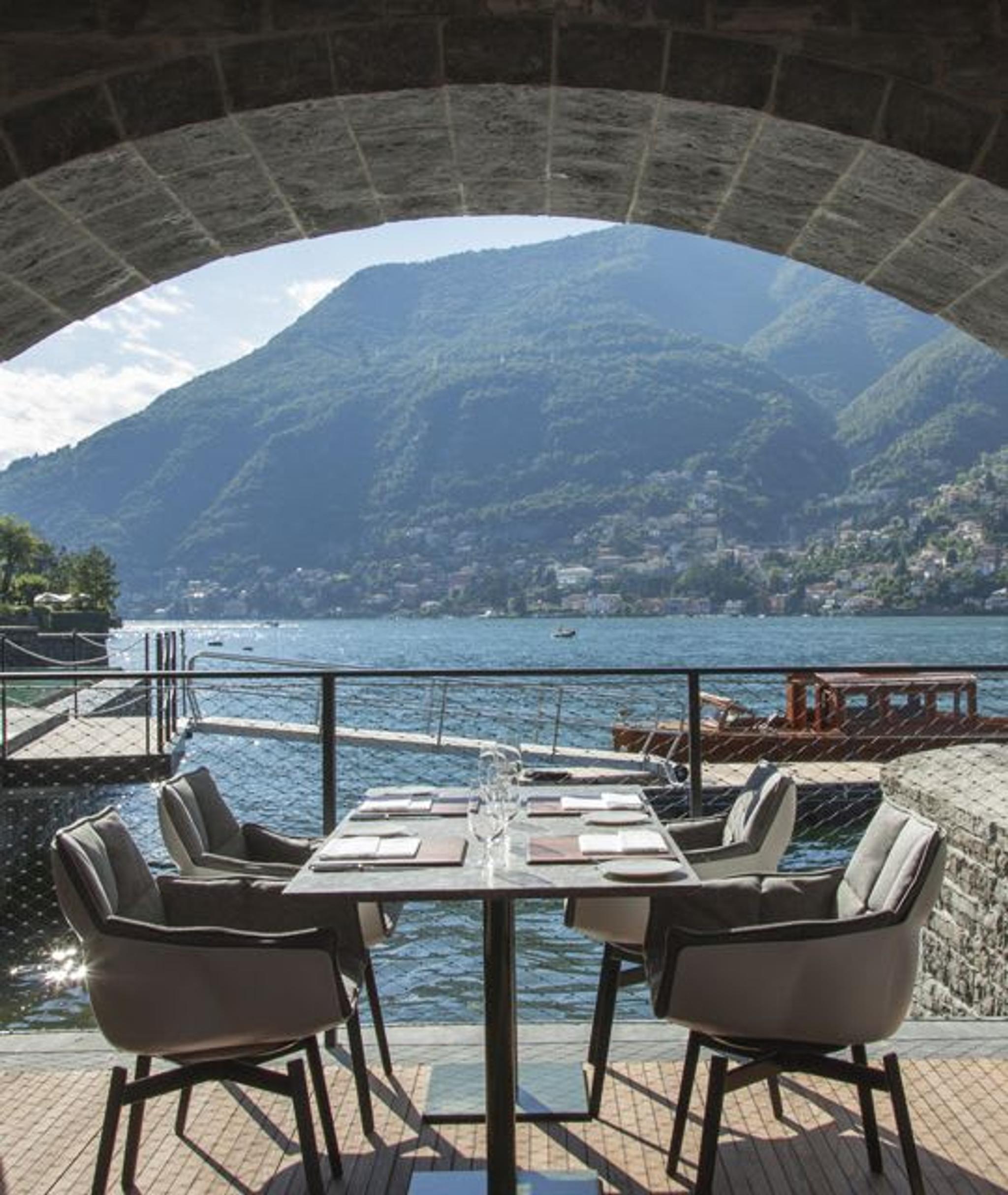 Almuerzo en la terraza con vistas al hermoso lago de Como