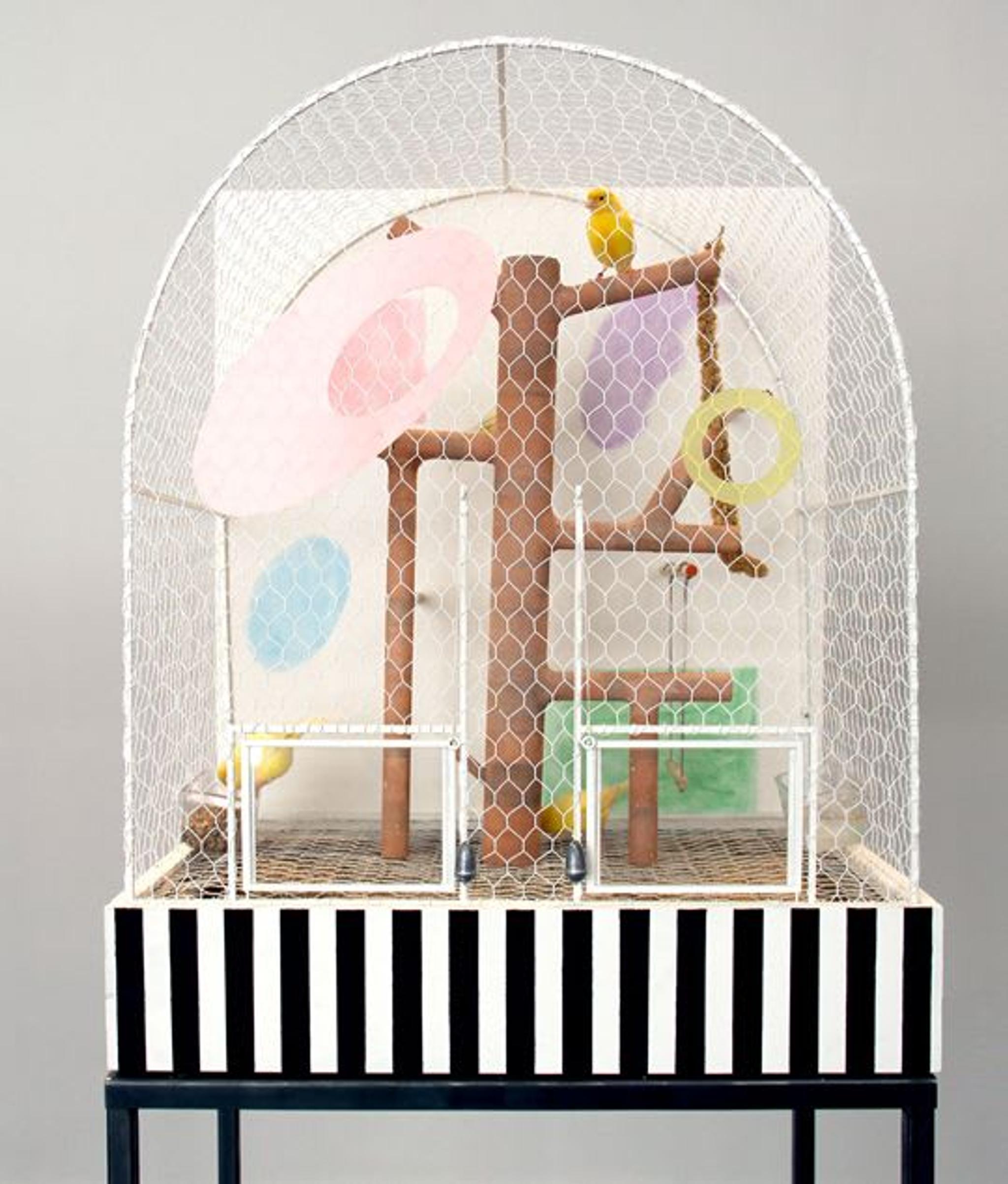 Cage à oiseaux pour canaris conçue par Andrea Branzi à la Galleria Luisa Delle Piane.