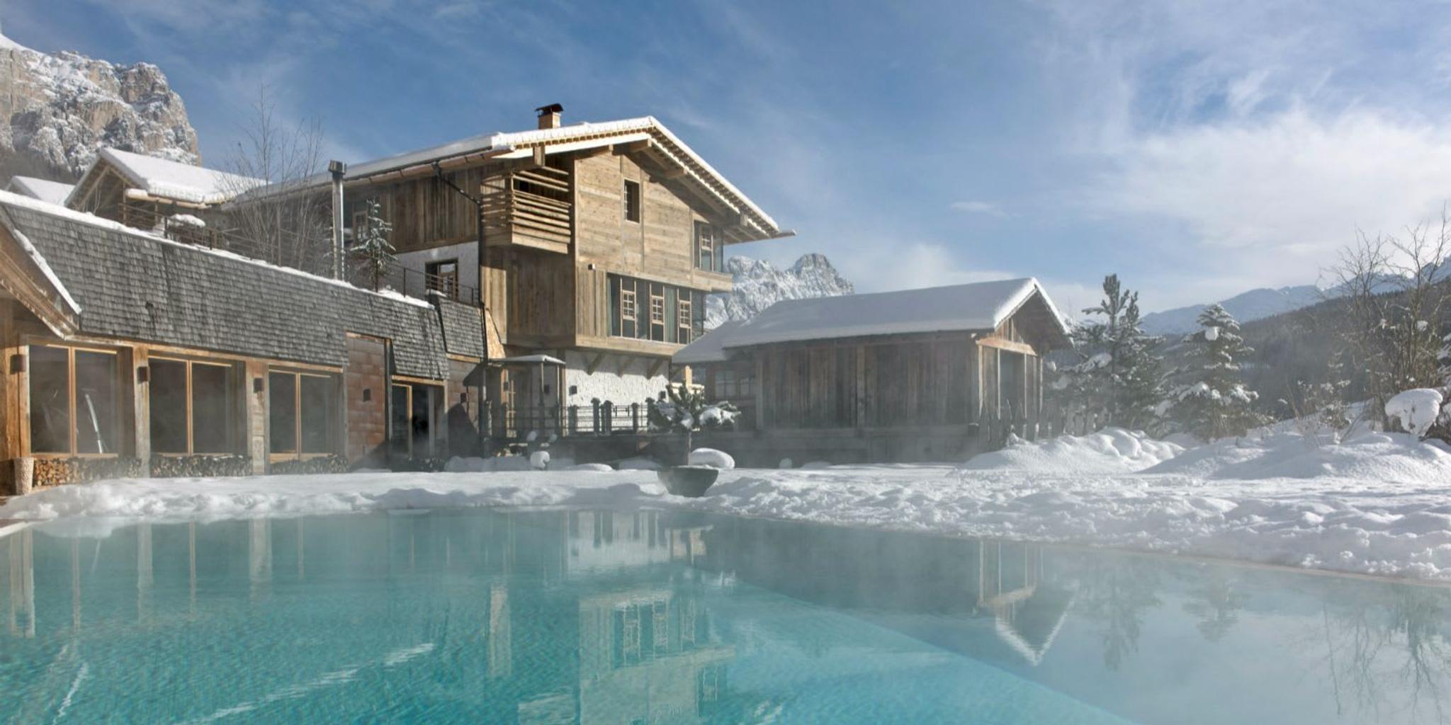 Hotel Fanes Außen-Sole-Schwimmbad mit einer Durchschnittstemperatur von 32°