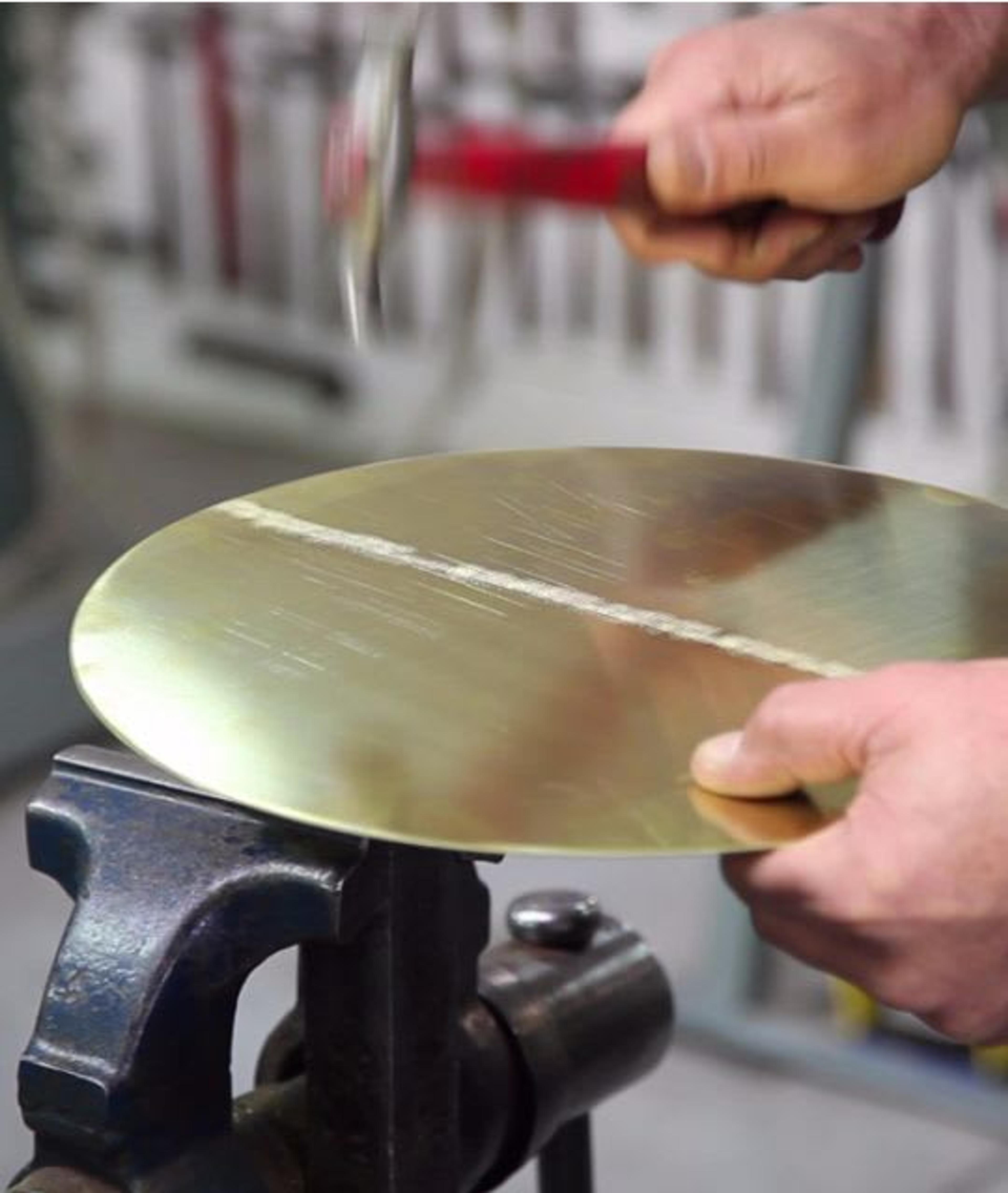 The charming technique of the hand-made hammering process.