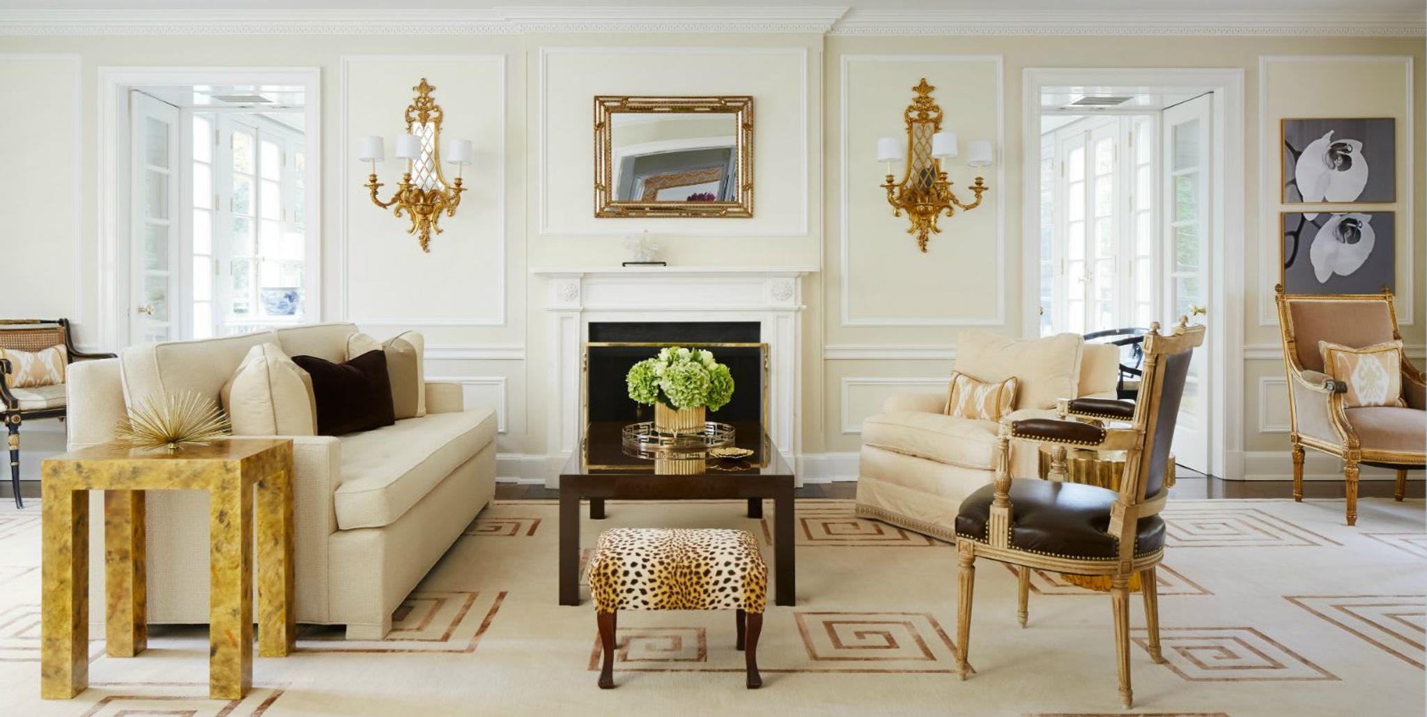 Salón de Shelley Johnstone Paschke caracterizado por cálidos tonos neutros y acentos dorados que le dan un aire muy elegante.