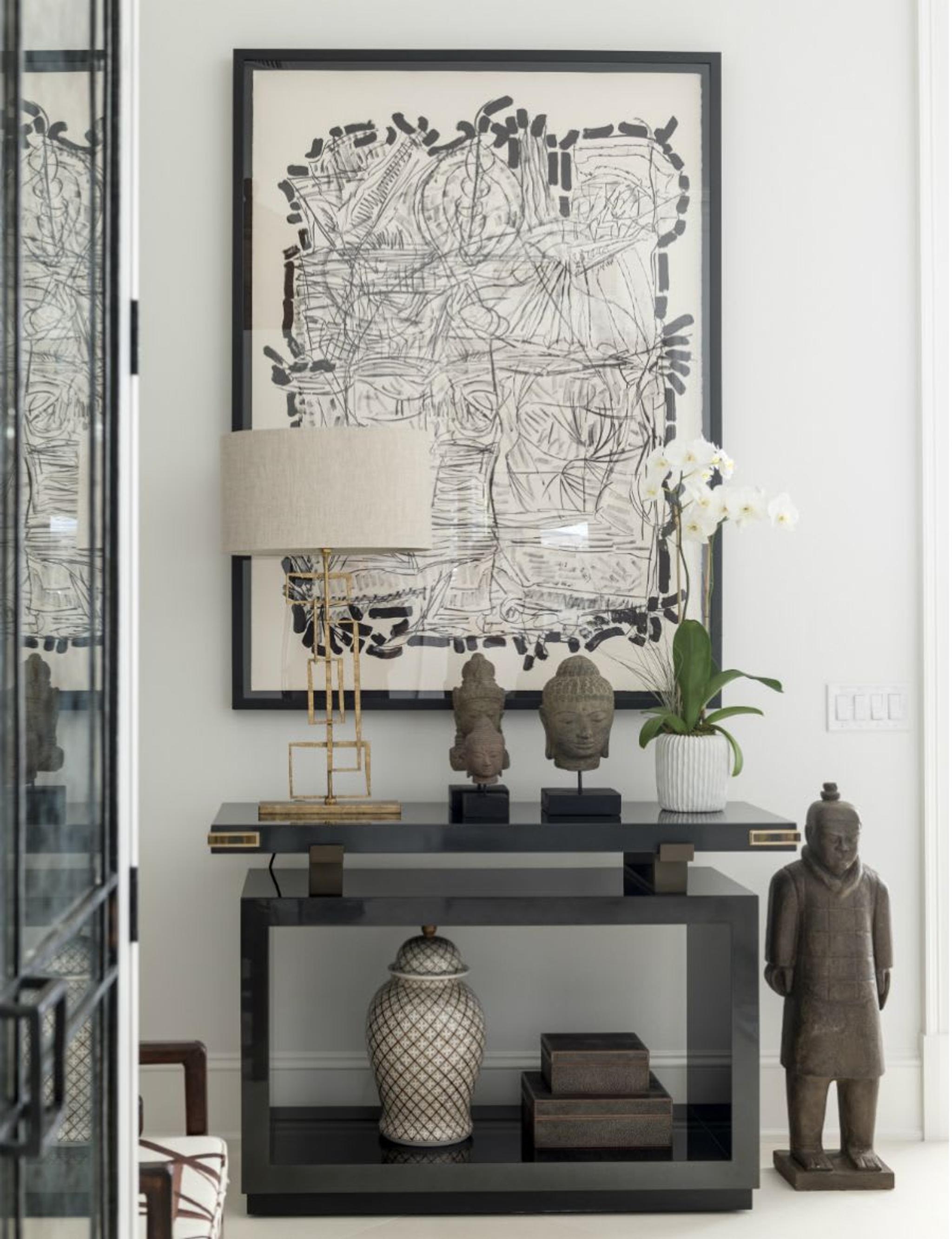 Chic black and white entry way by Les Ensembliers