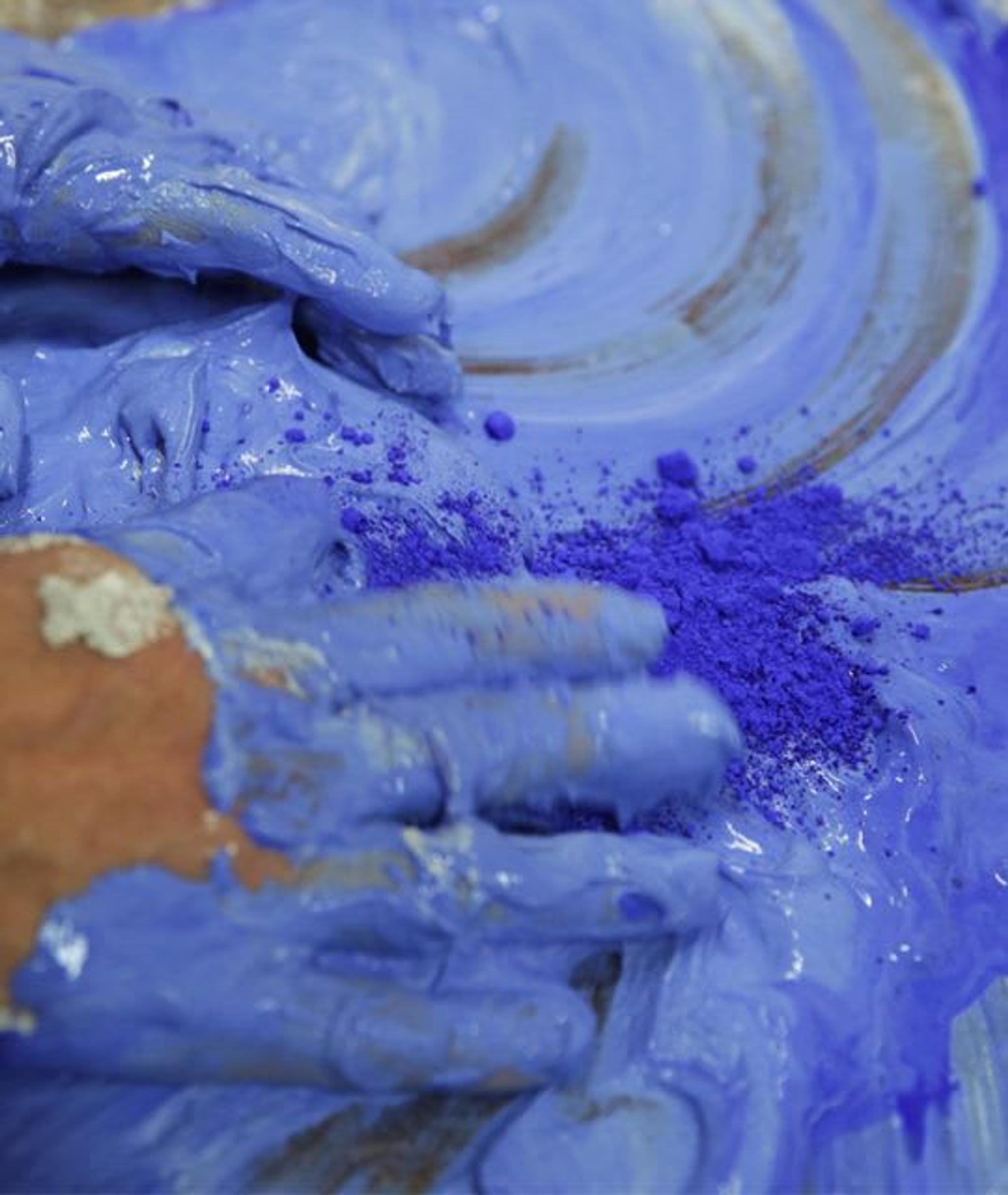 Mezclando polvo de color en el taller de Bainco Bianchi