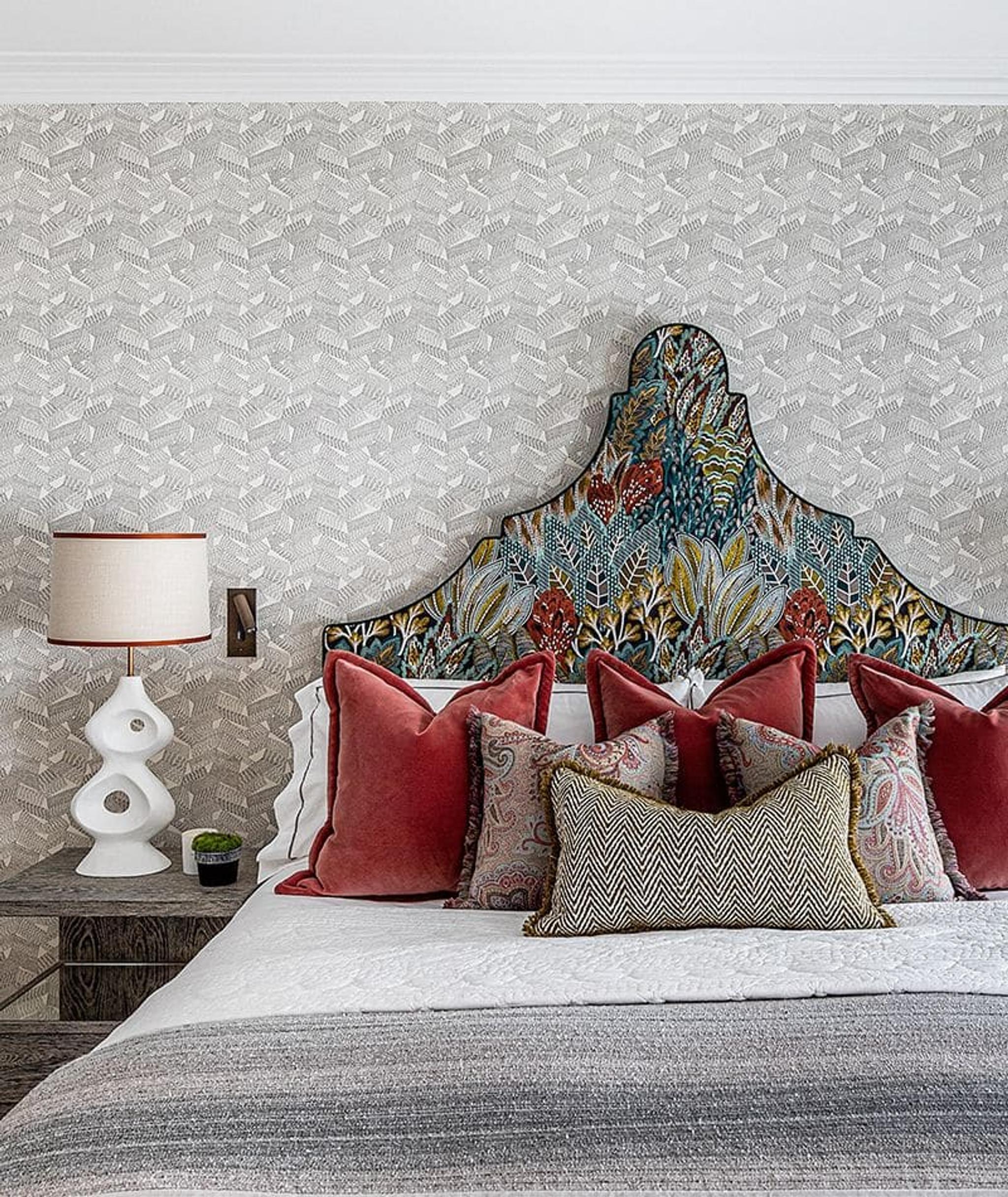 Chelsea Townhouse, chambre principale : des tissus richement brodés et un superbe lit d'inspiration rococo ajoutent une touche dramatique à la chambre.