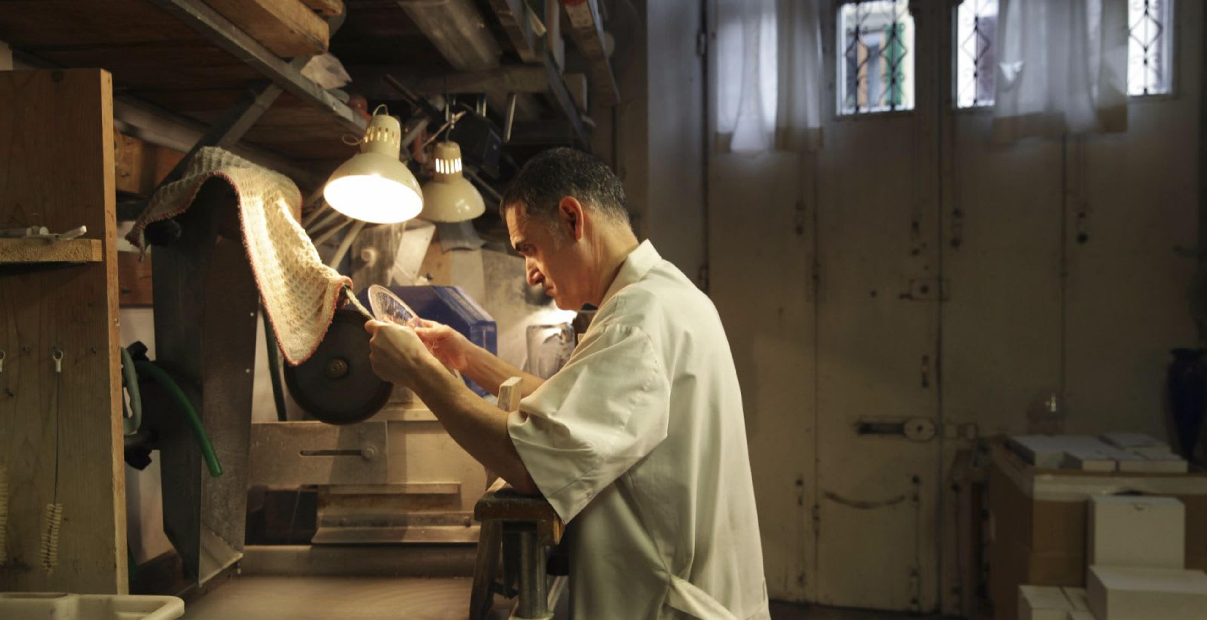 Travaux en cours à l'atelier Moleria Locchi situé au cœur de l'Oltrarno de la rive sud de Florence