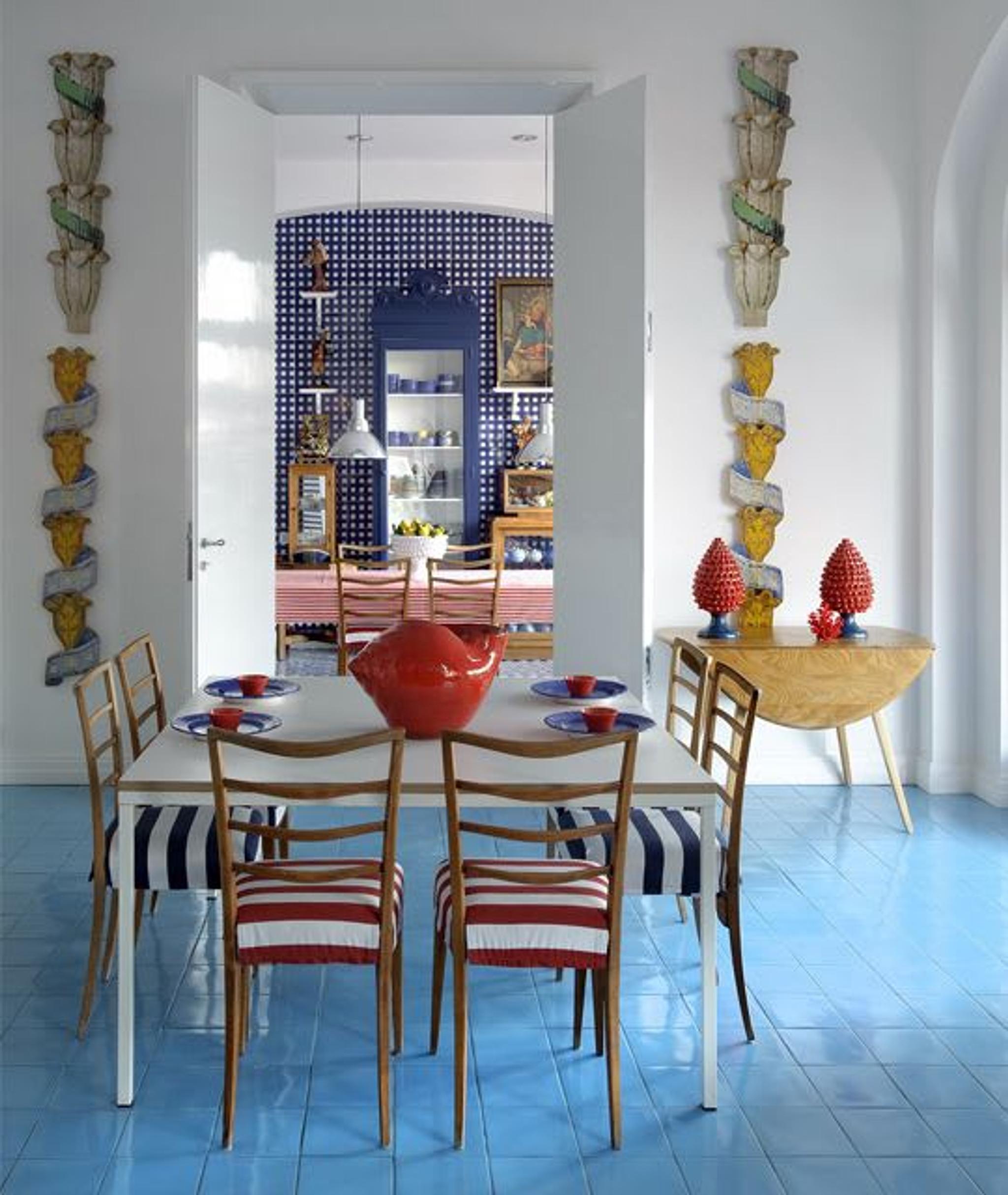Style côtier dans la salle à manger et le coin cuisine de l'hôtel La Minervetta à Sorrento.