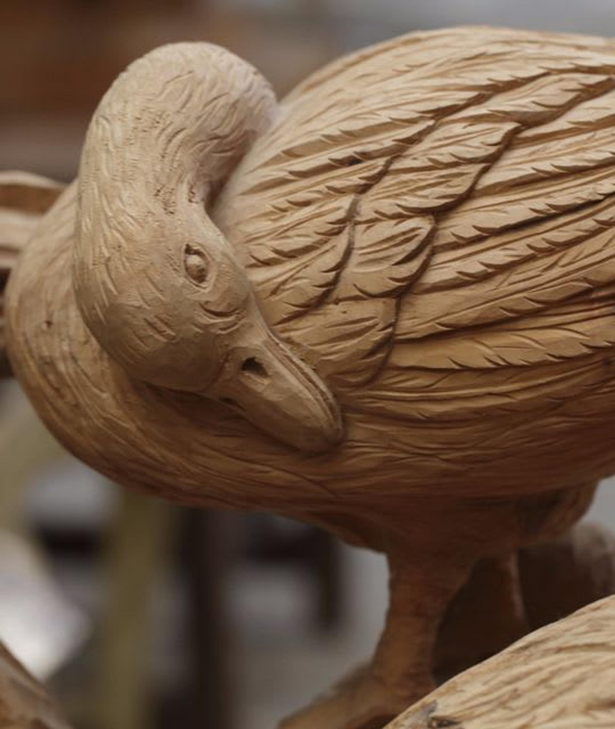 Exquisito detalle de la escultura de madera Gioco di Uccelli.