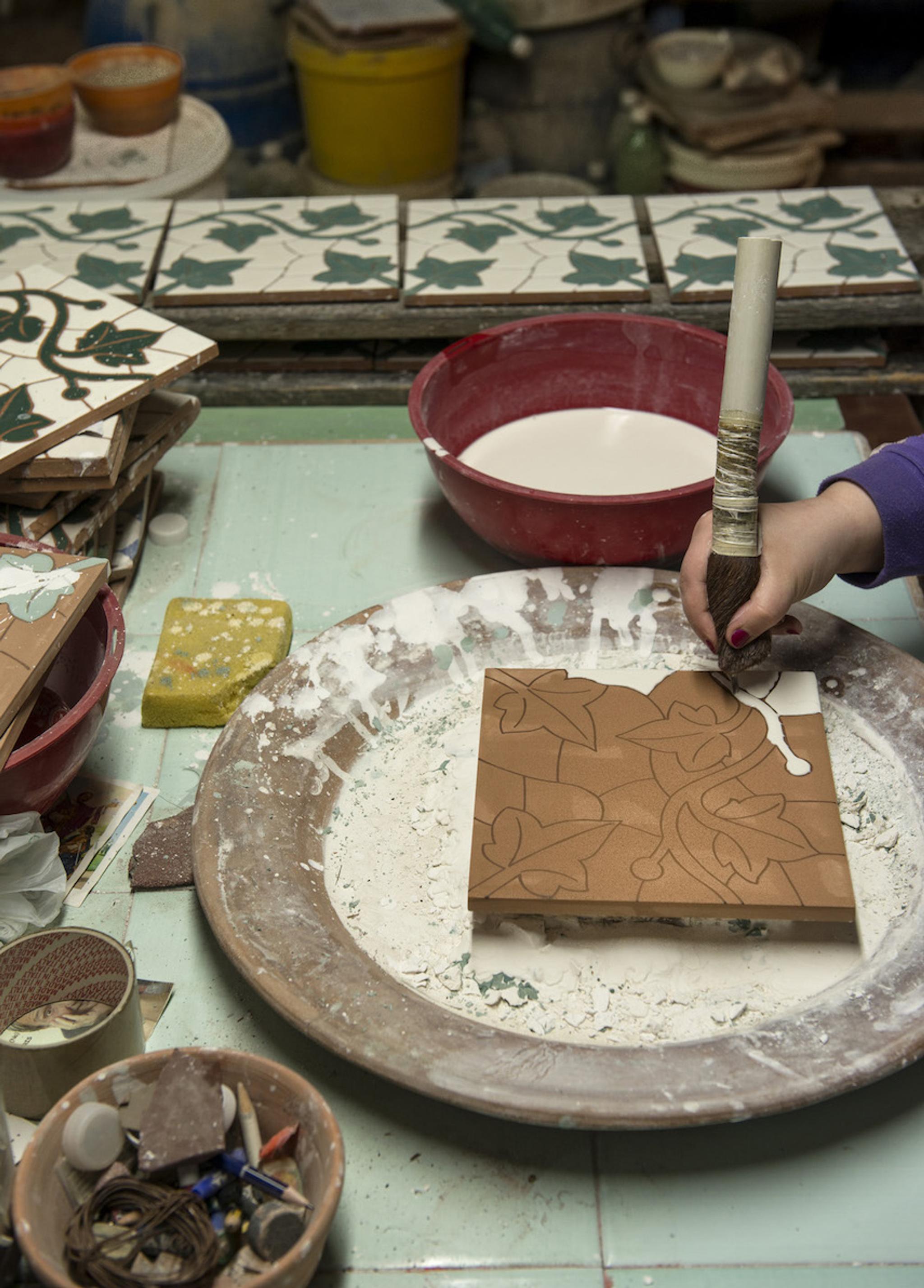 Keramische Malerei im Atelier Ceramica Stingo