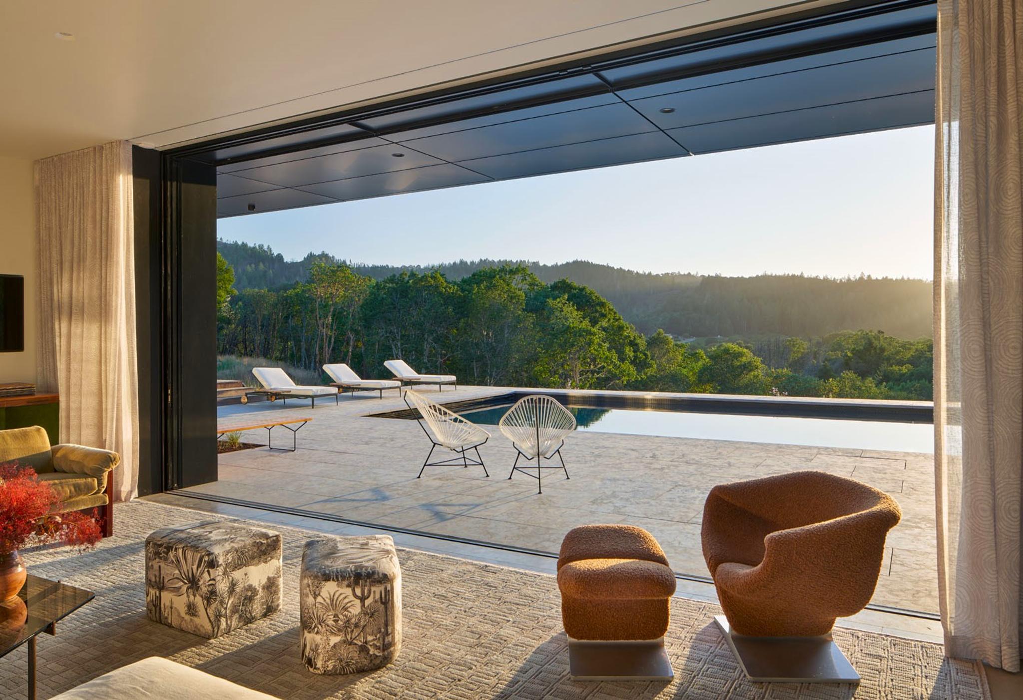 Wohnzimmer mit Blick auf den Pool, Calistoga Residence, Kalifornien ©Bruce Damonte