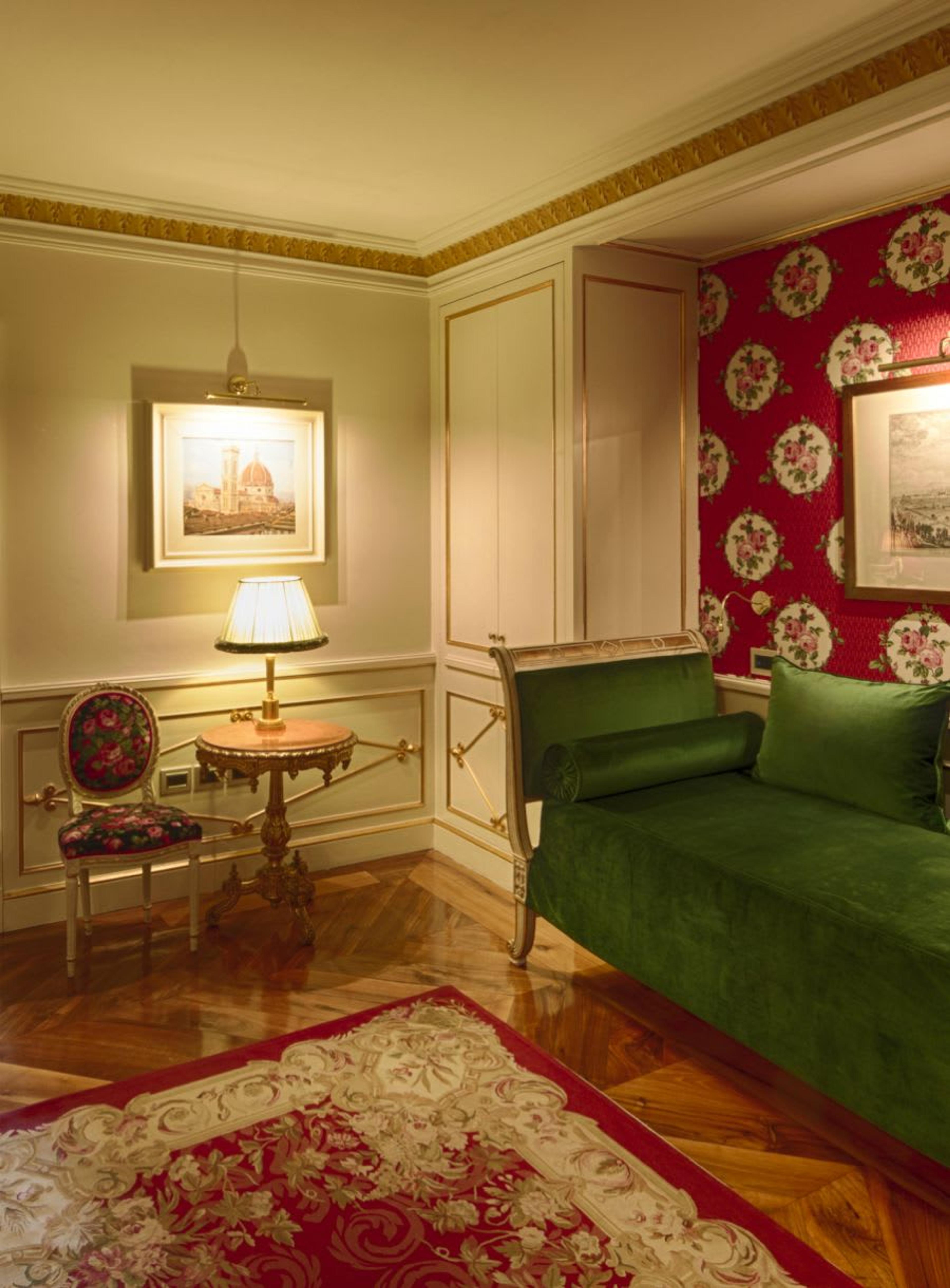 Details einer der Suiten der Villa Cora - Elegant eingerichtet mit Holzböden, antiken Möbeln und edlen Stoffen.