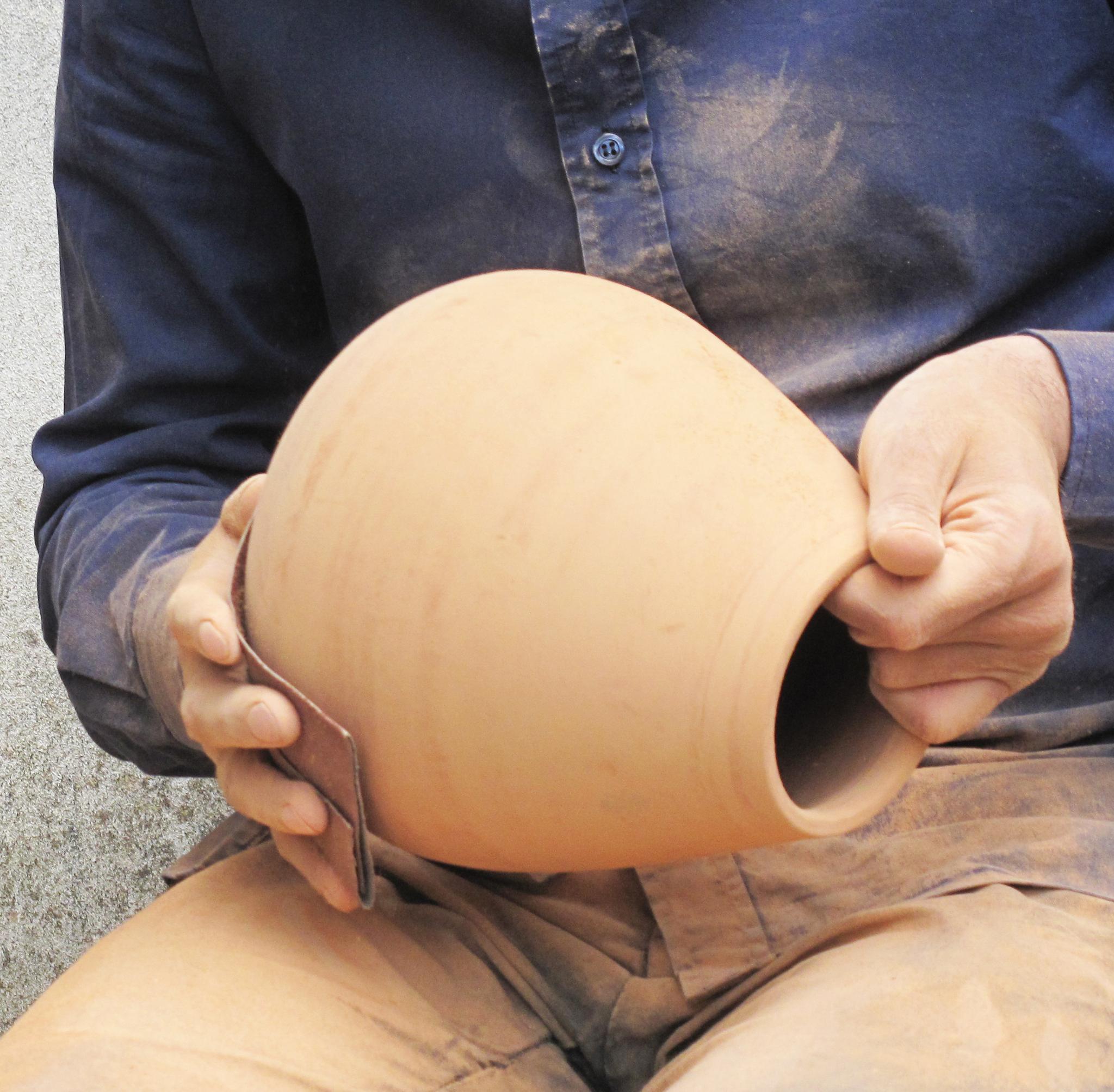 Artesano trabajando la cerámica en el taller Kiasmo