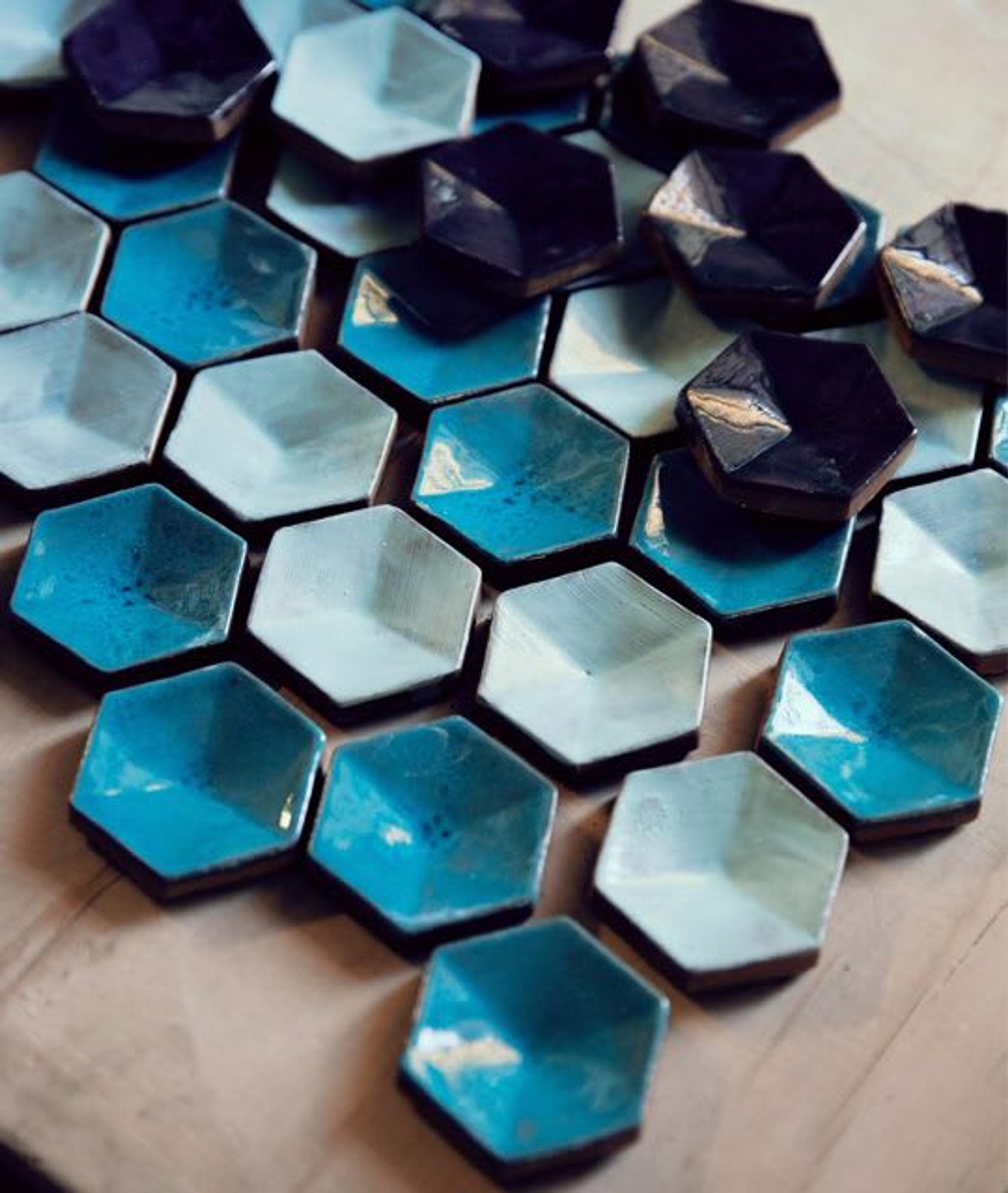 Creación de mosaicos de cerámica únicos en el taller de BottegaNove