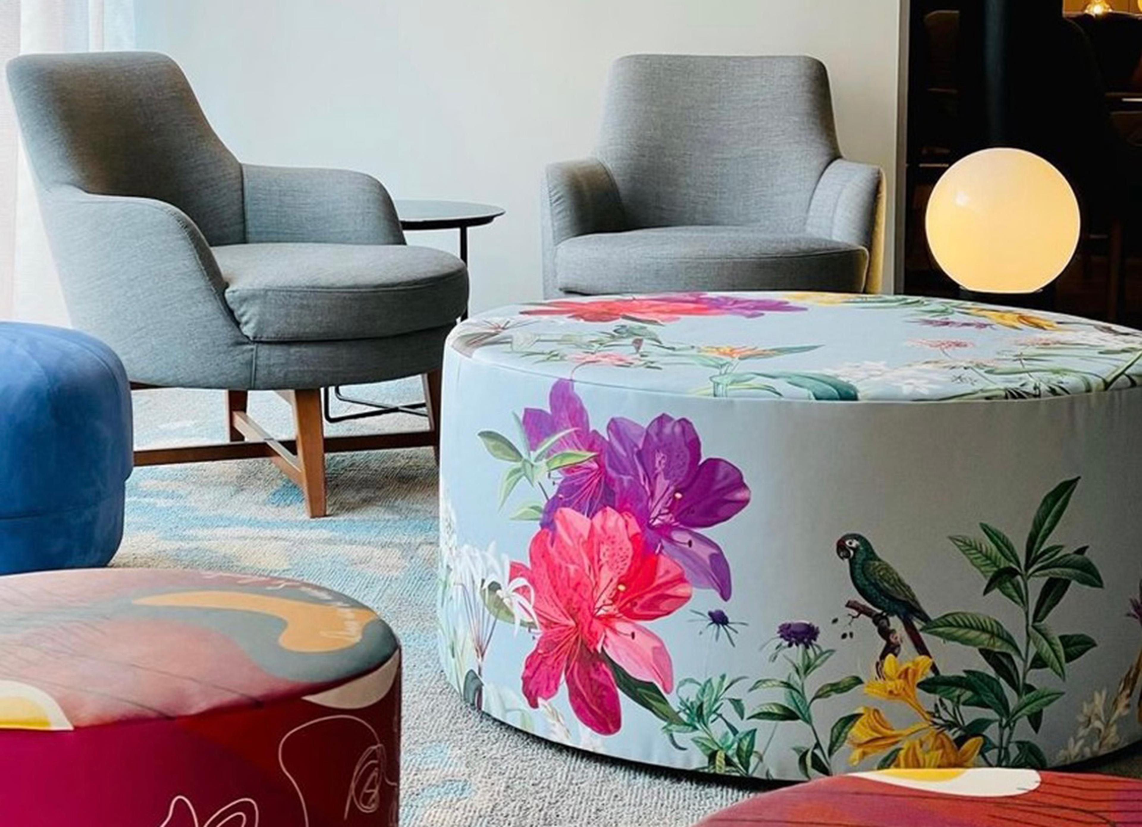 Myin: Colorful and Innovative Design