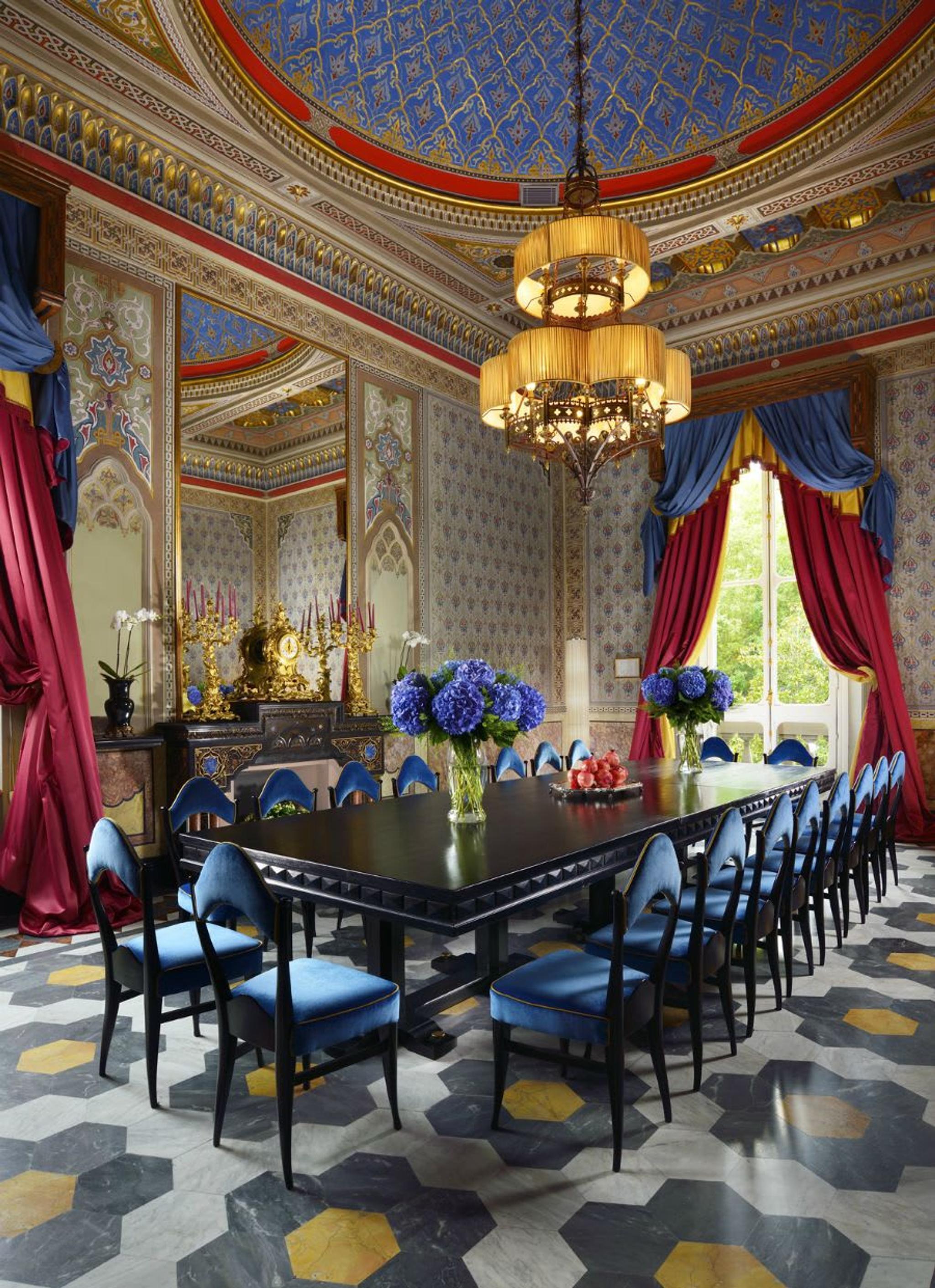 El Salón Regio "Sala Moresca" - Acoge hasta 20 comensales sentados y es el salón perfecto para reuniones y cenas formales rodeadas de una preciosa atmósfera barroca.