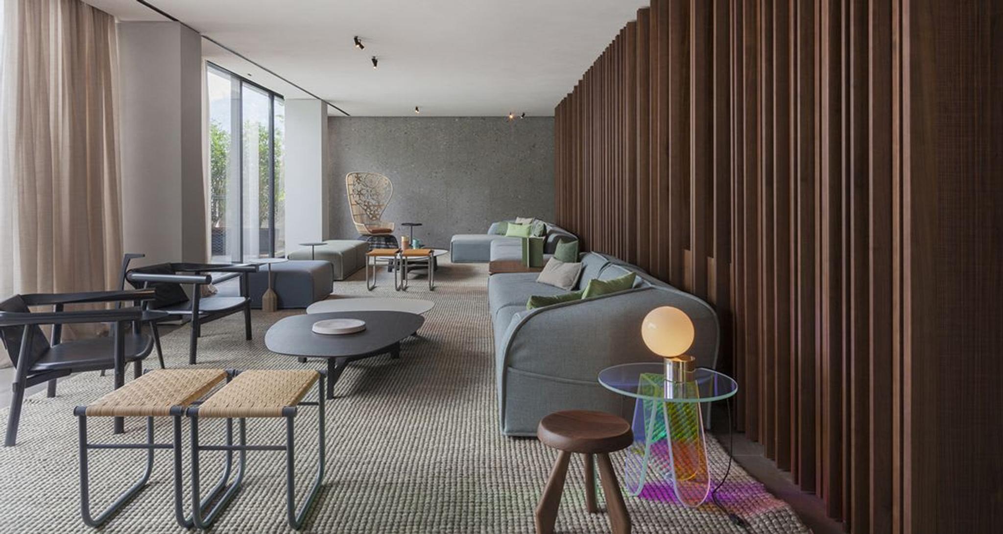 Le hall sophistiqué de l'hôtel Il Sereno