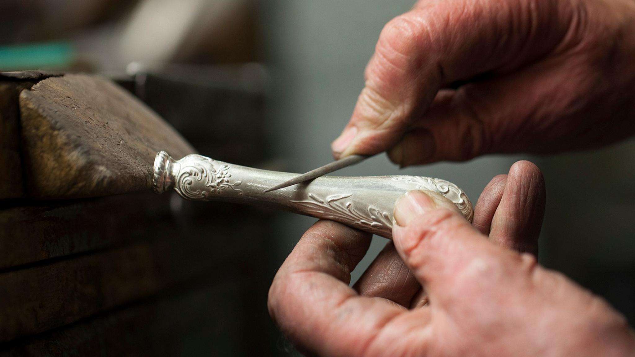 Il maestro artigiano affina il manico di un coltello