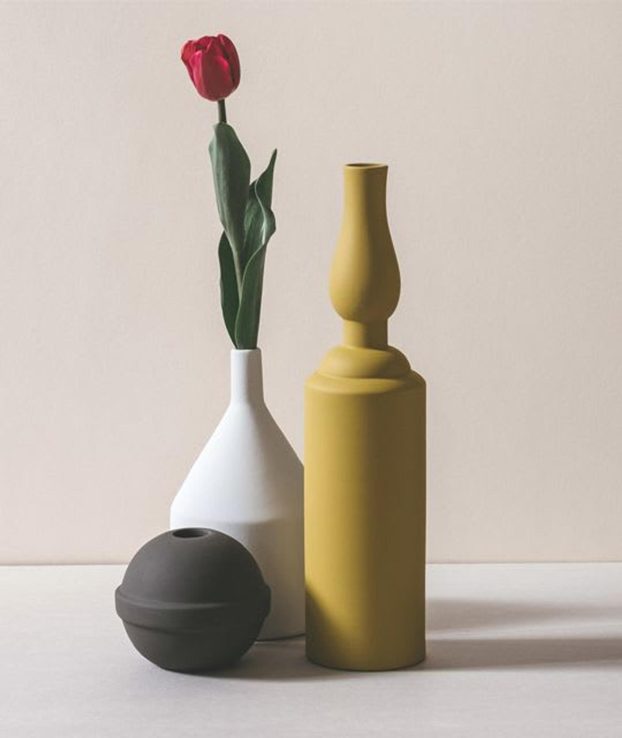 Natura Morta 3 - Vase Set #2 par Sonia Pedrazzini