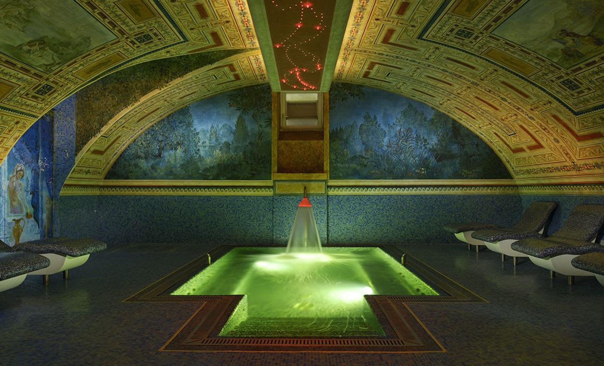 La piscina cubierta del Byblos Art Hotel.
