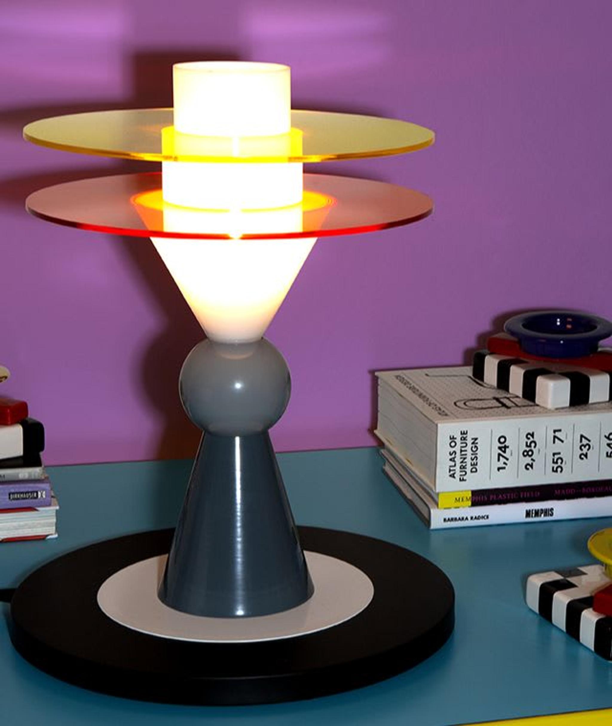 Lampe de table Bay par Ettore Sottsass - Crédits Carlo Ninchi