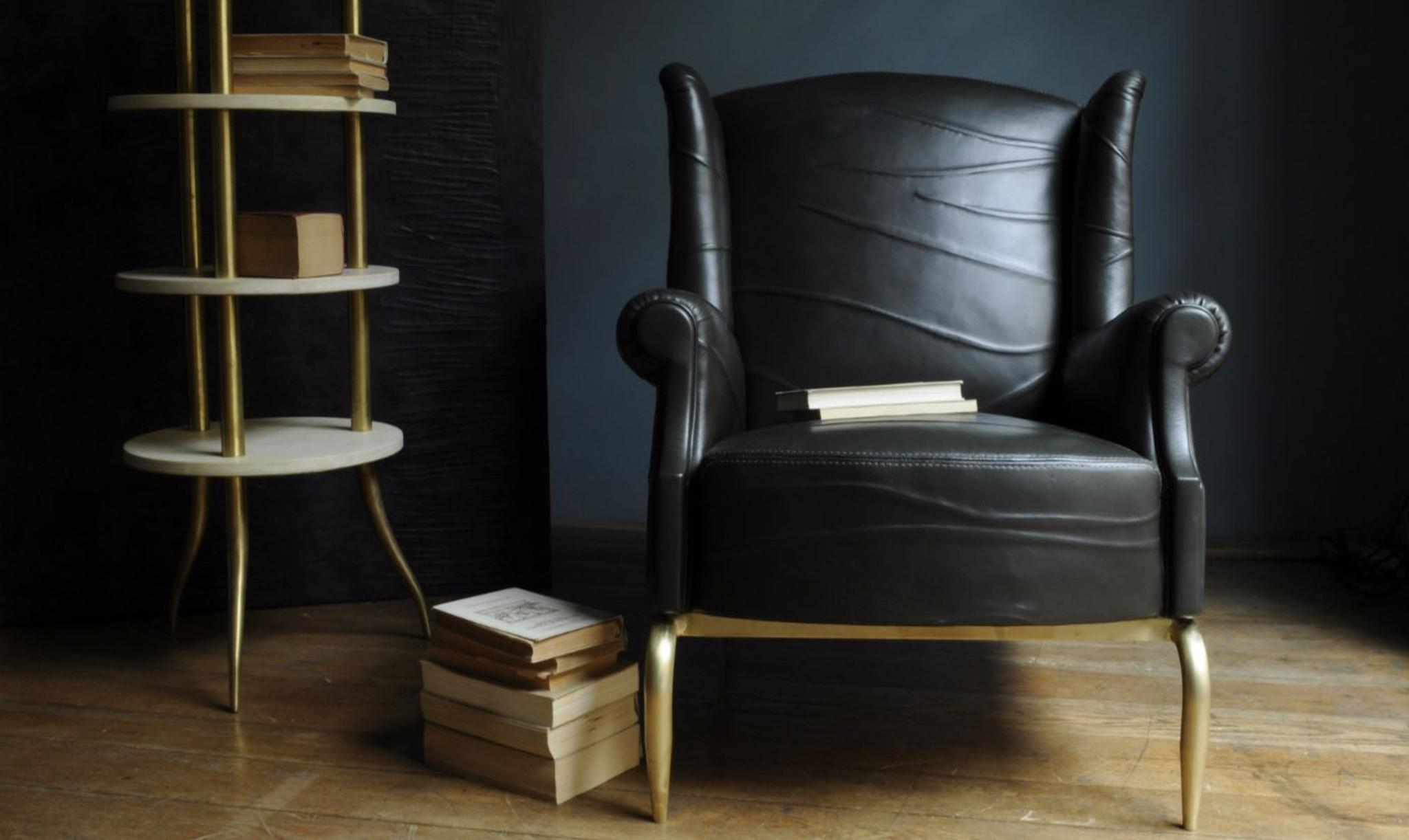 Estilo negro y dorado de Nb Milano con el espléndido sillón de cuero Folies y la estantería Nibiru 4 en latón natural y cuero pergamino