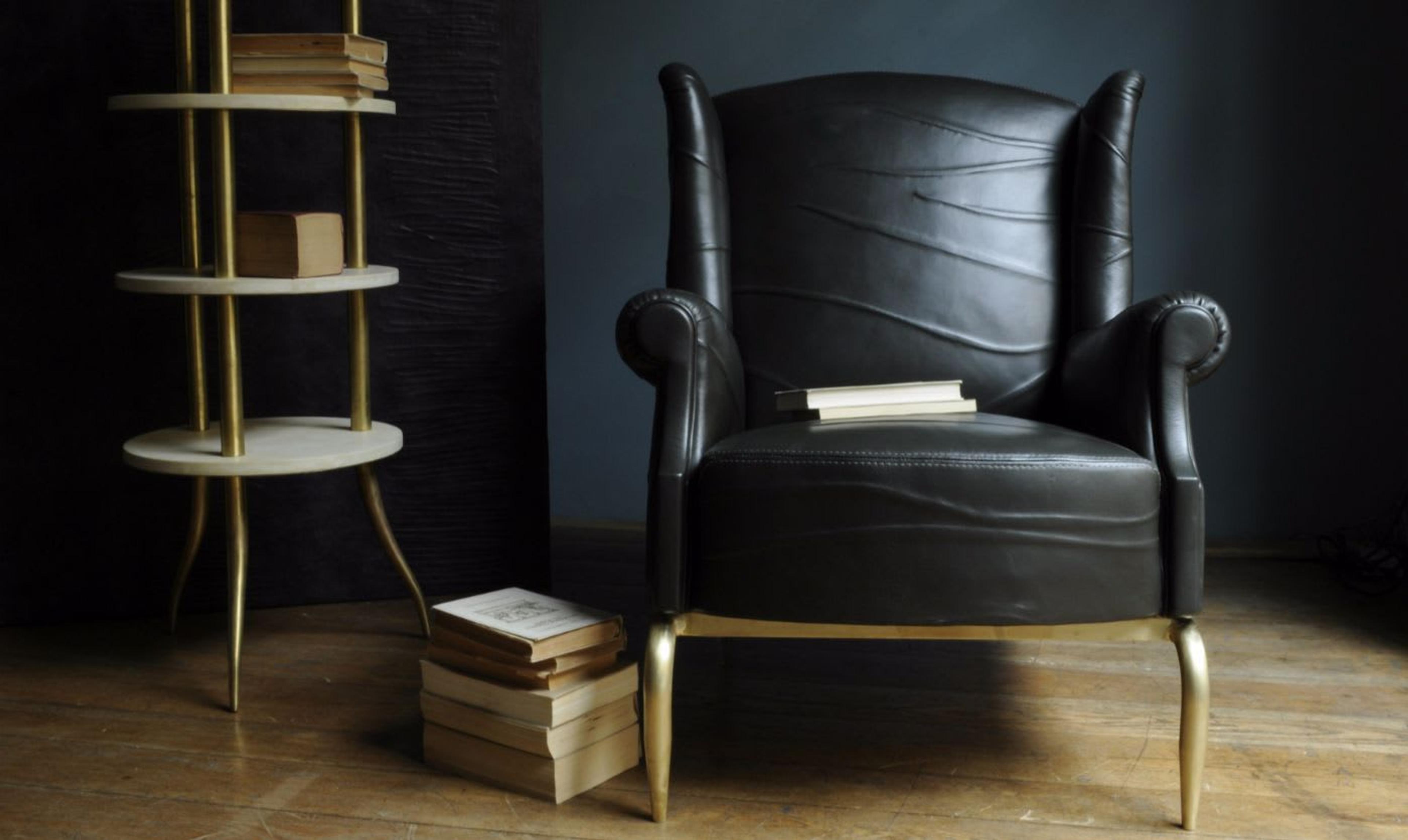 Style Black and Gold de Nb Milano avec le splendide fauteuil en cuir Folies et les 4 étagères Nibiru en laiton naturel et cuir parcheminé