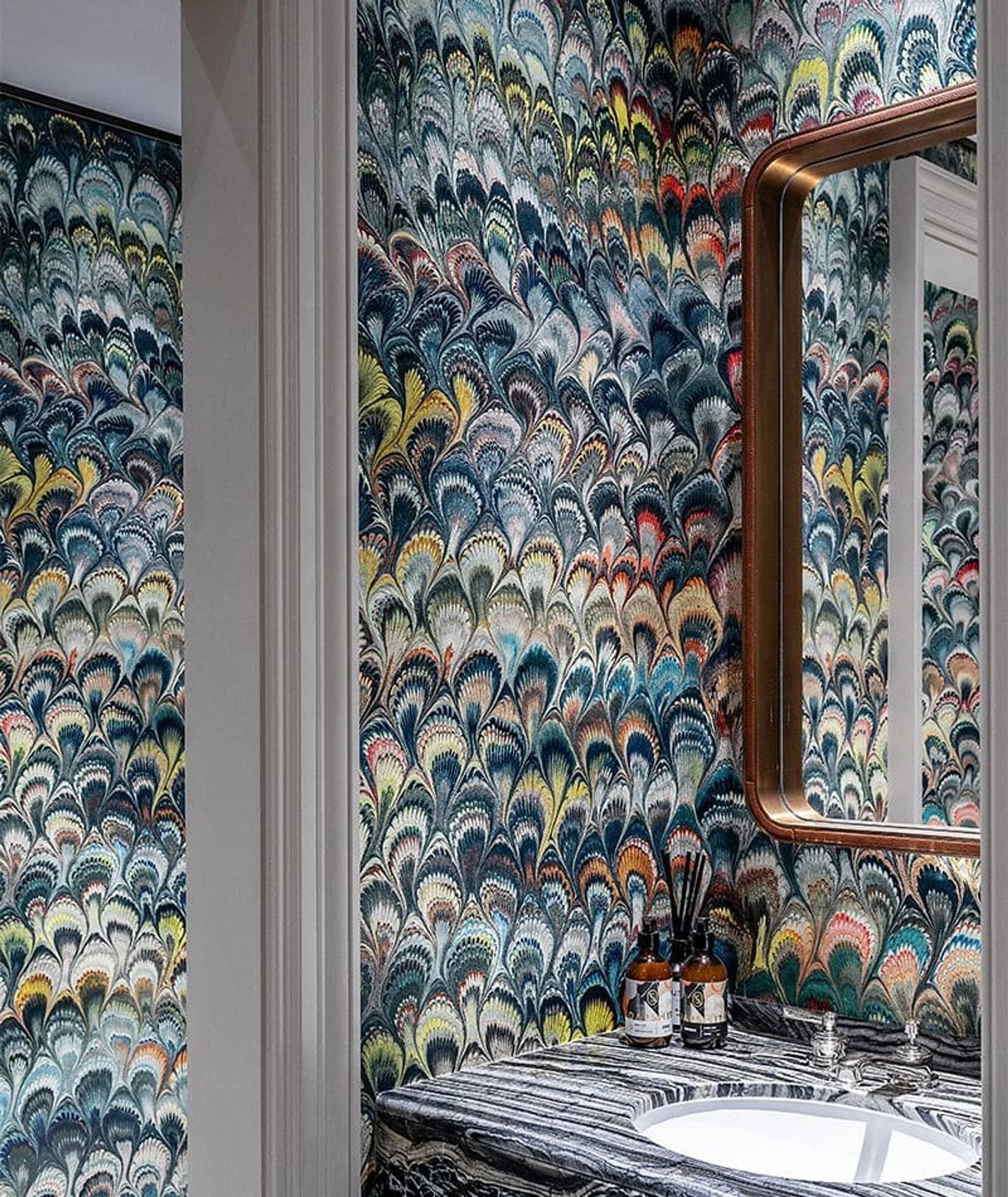 The OWO Residences, salle de bains des invités : un papier peint marbré a été agrandi pour un impact maximal dans la salle de bains des invités.