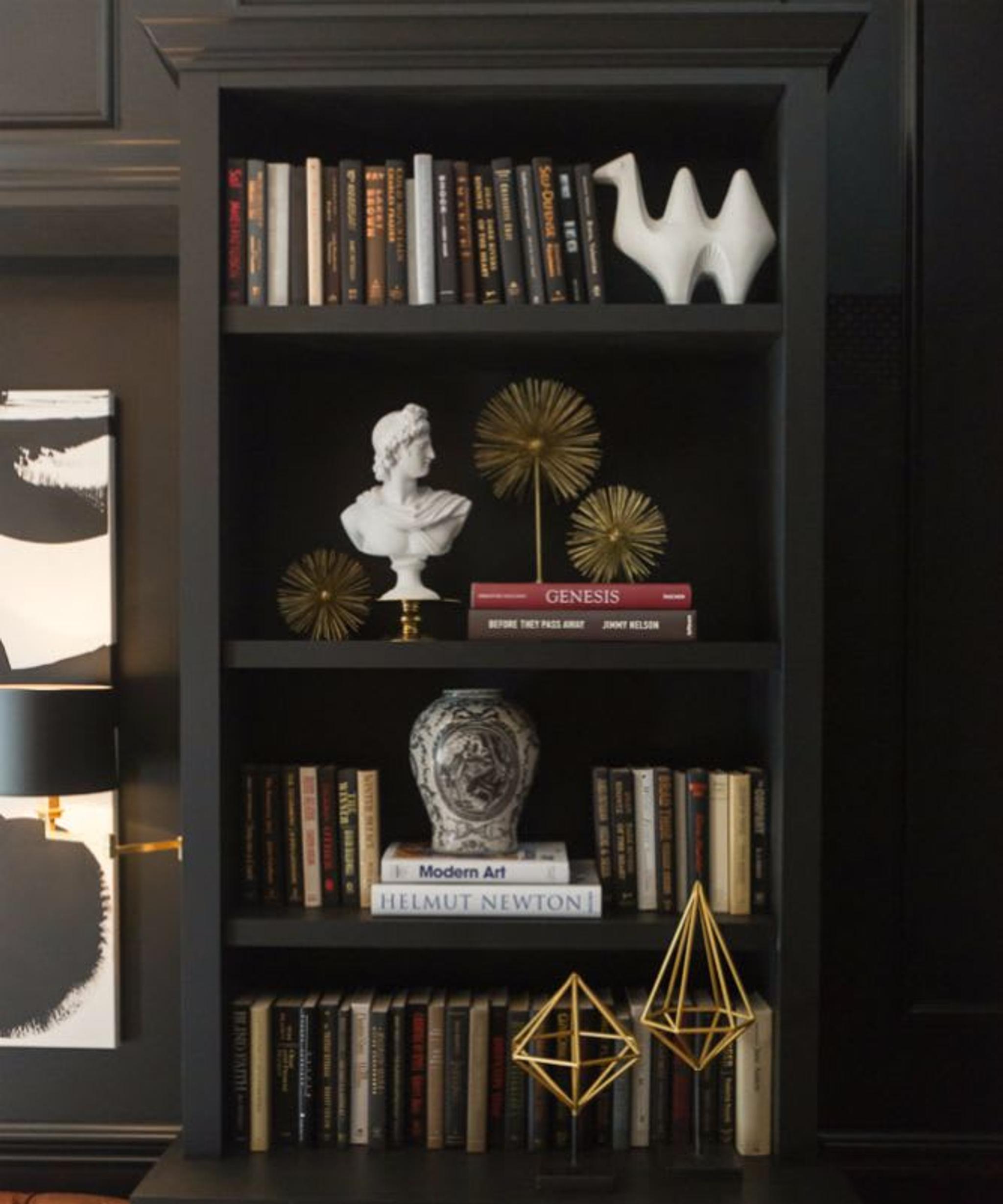 Librería negra y dorada de la diseñadora de interiores Jessie D. Miller