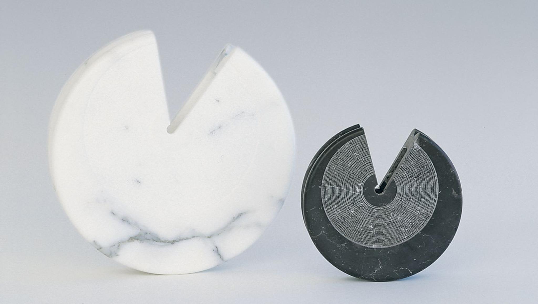 Escultura negra Eccentrico de Giusti & Di Rosa