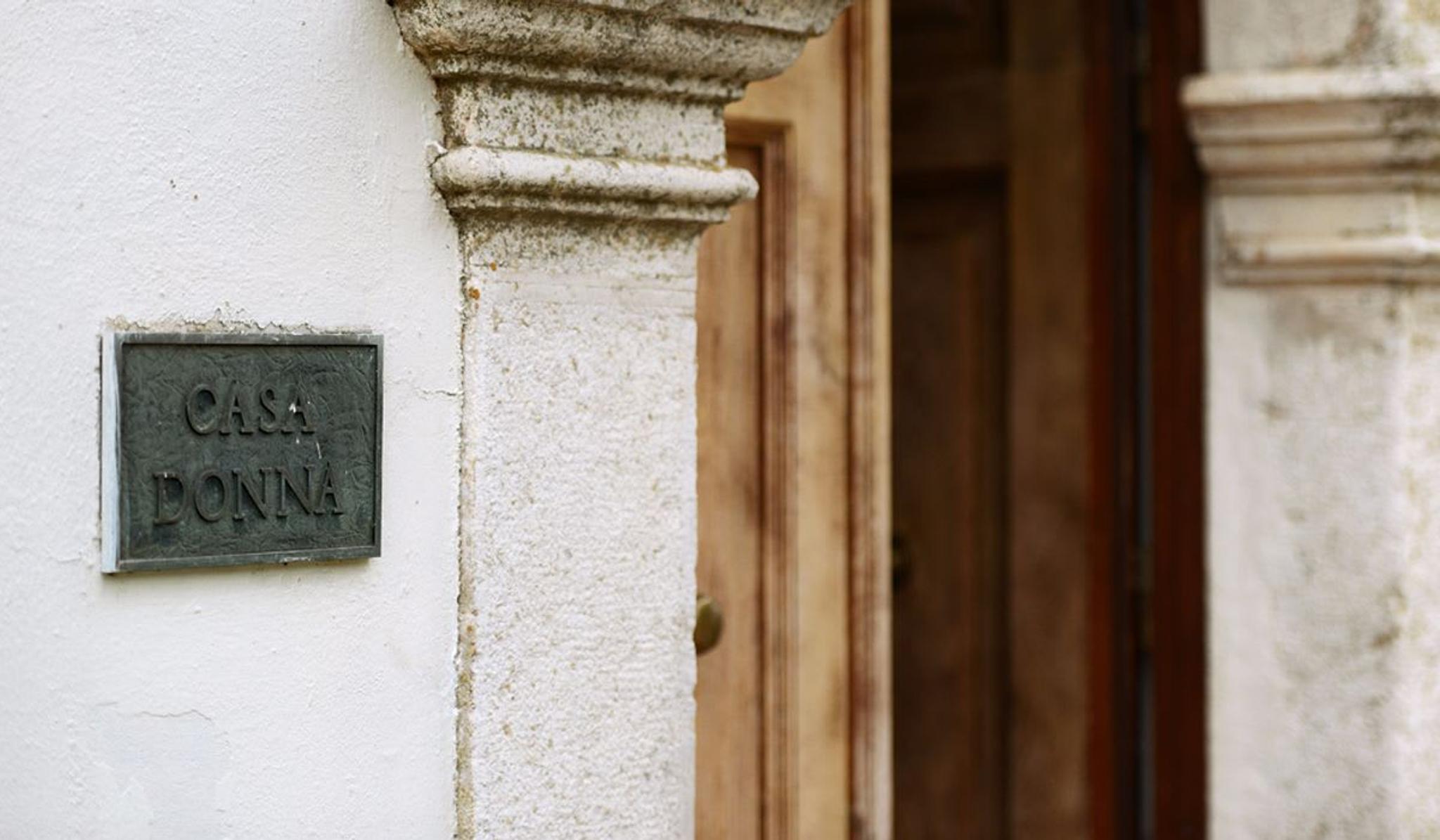 Detail of the entrance.