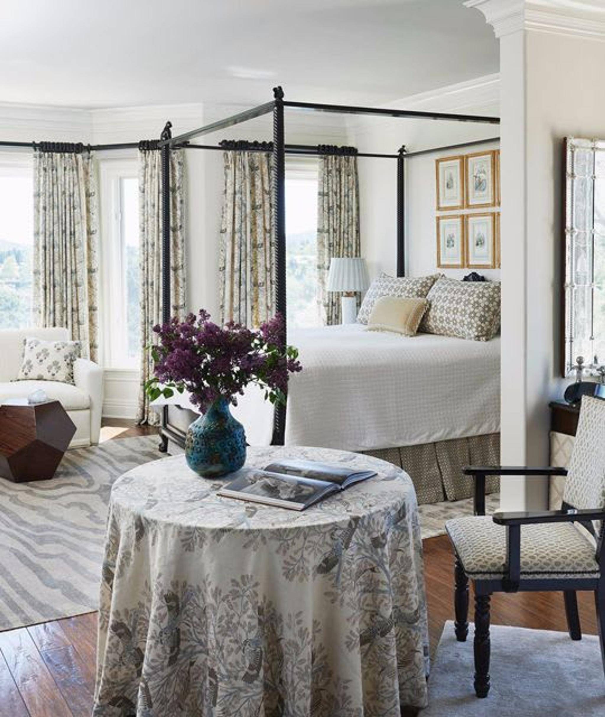 Wunderschönes und helles Schlafzimmerdekor von Kim Alexandriuk. Fotografie: Dominique Vorillon, mit freundlicher Genehmigung von Elle Decor.