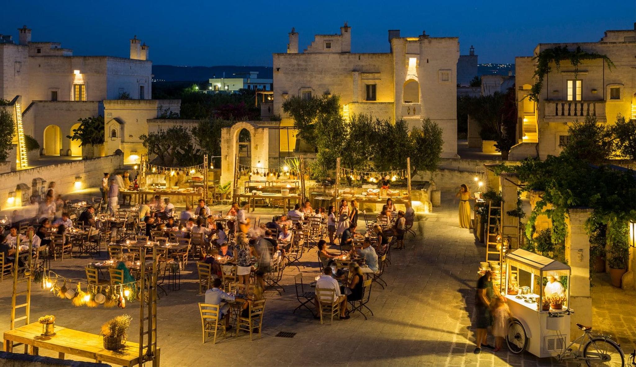La Piazza von Borgo Egnazia während eines Sommerfestes.
