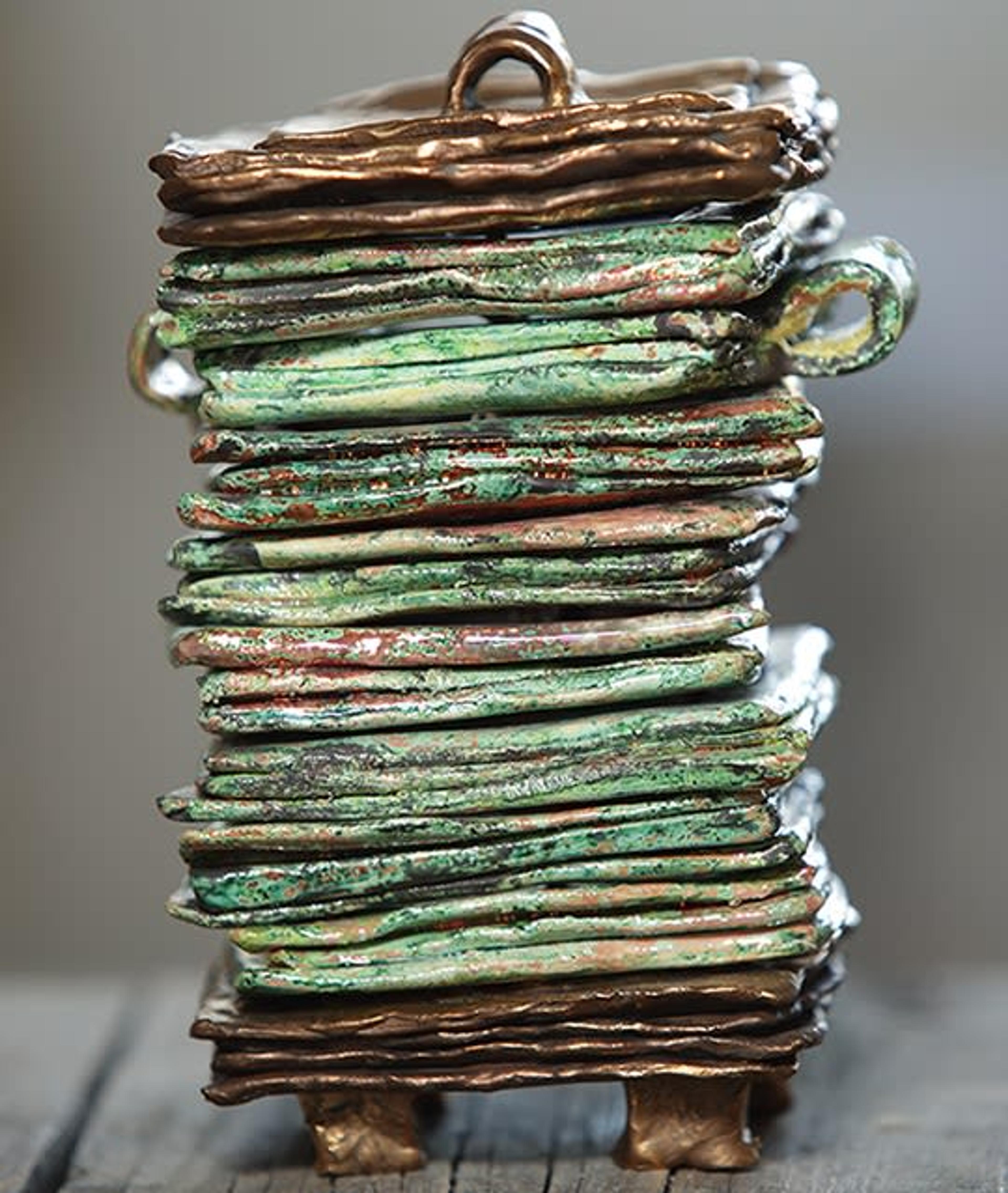 Paola Staccioli's pottery is characterized by Luster technique