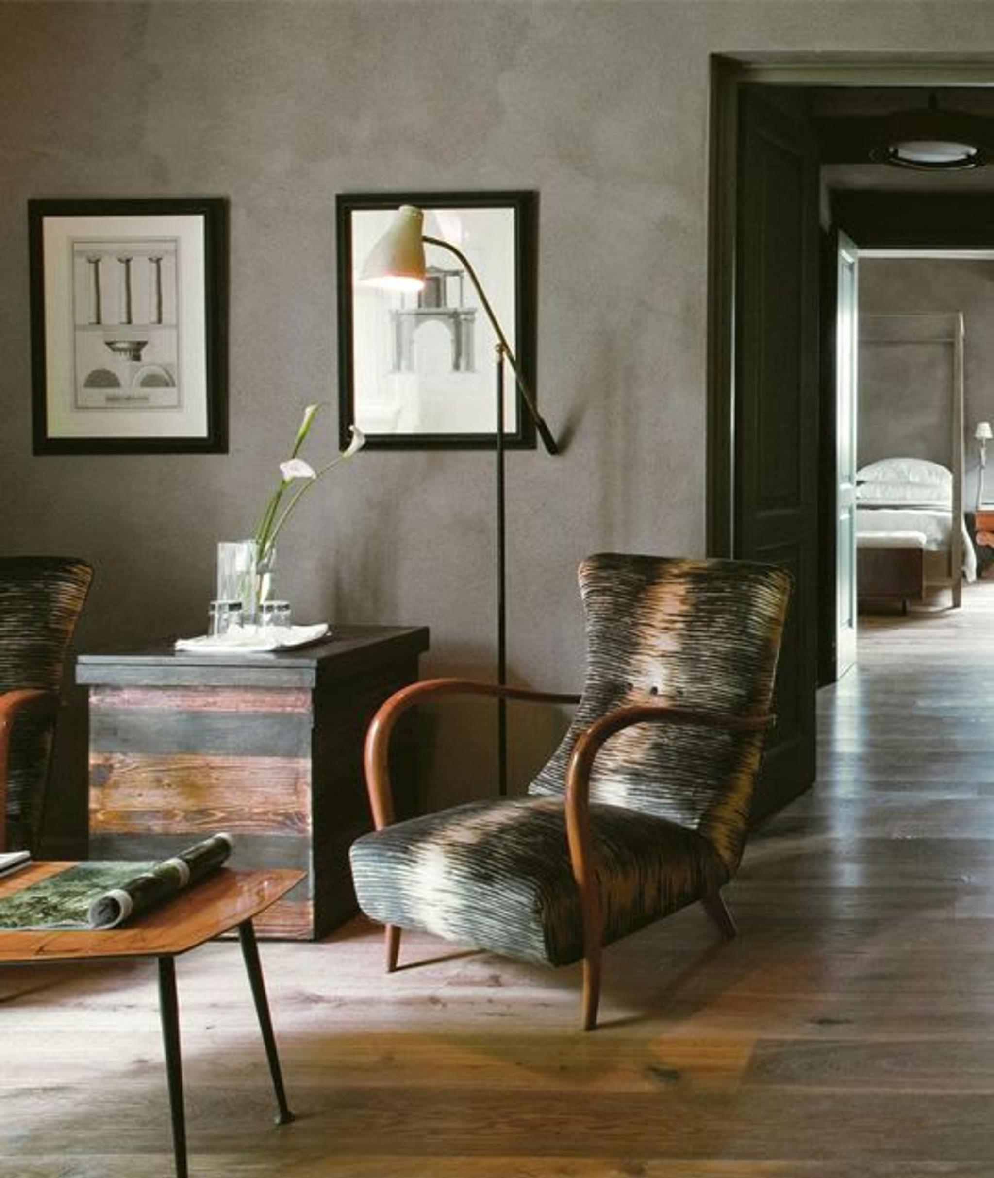 The interiors recall the typical Italian farmhouse.