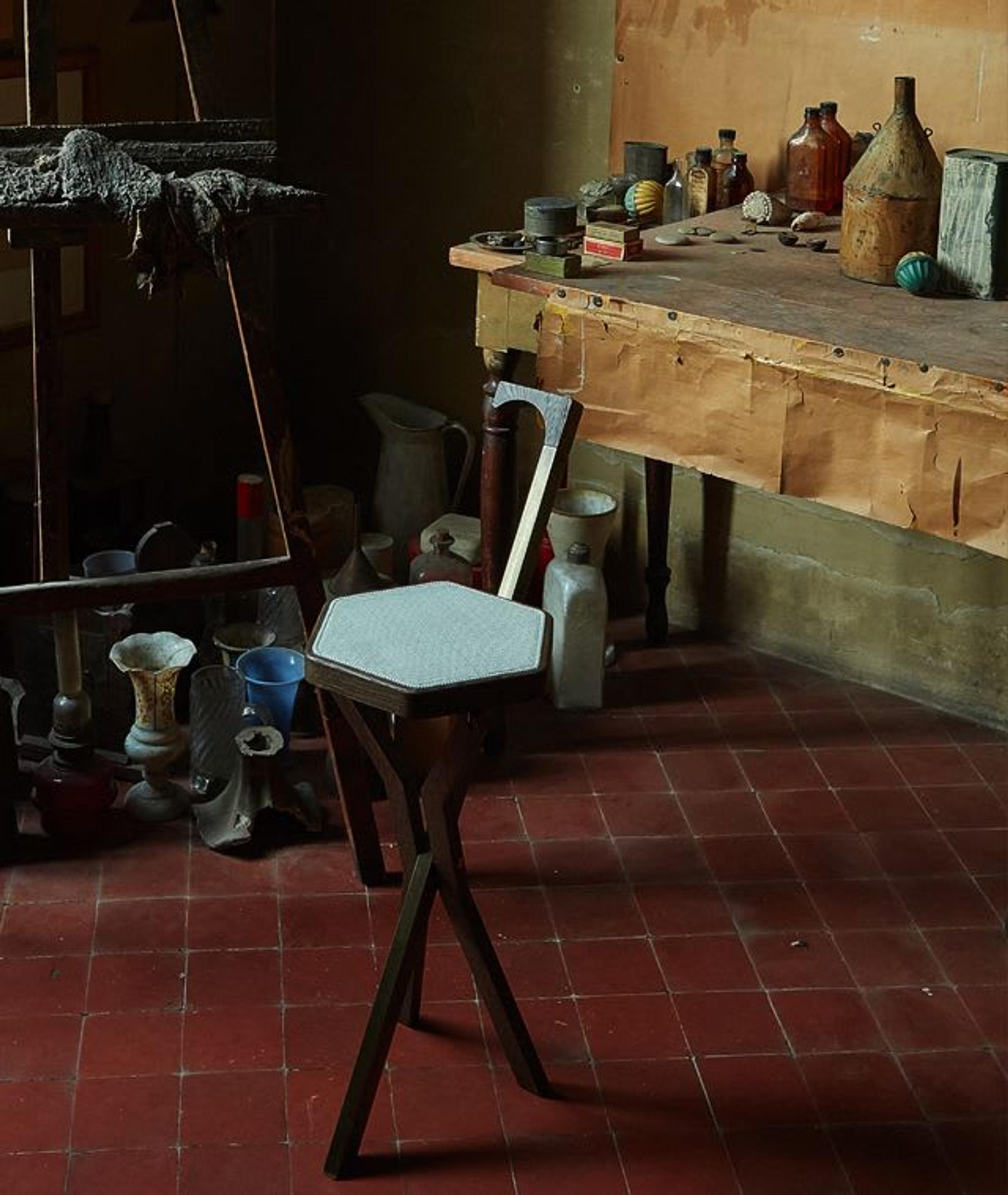 Particolare della casa di Morandi con lo sgabello Morandi Strapuntino di Paolo Castelli