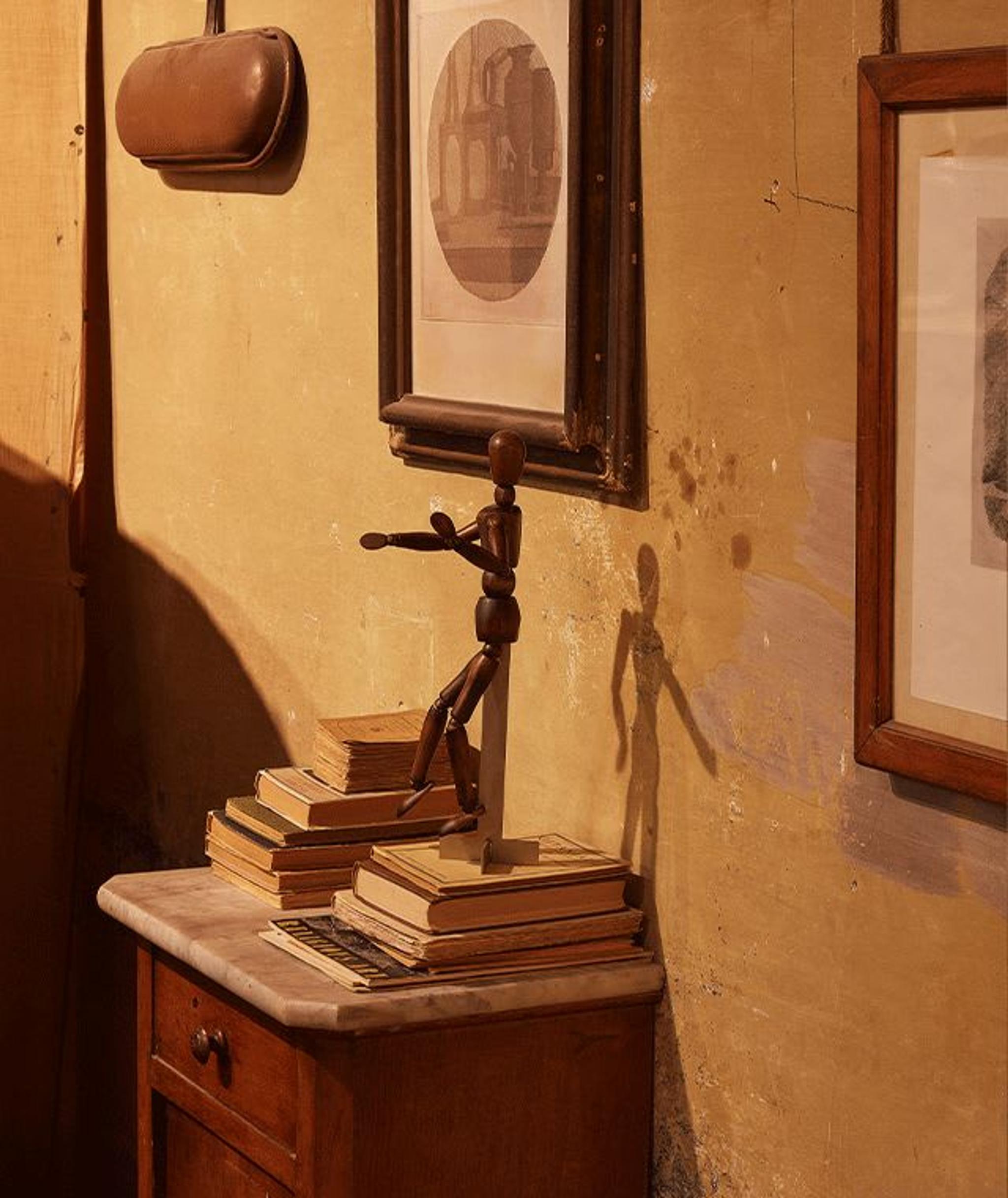 Particolare della casa di Morandi con pezzi di Paolo Castelli