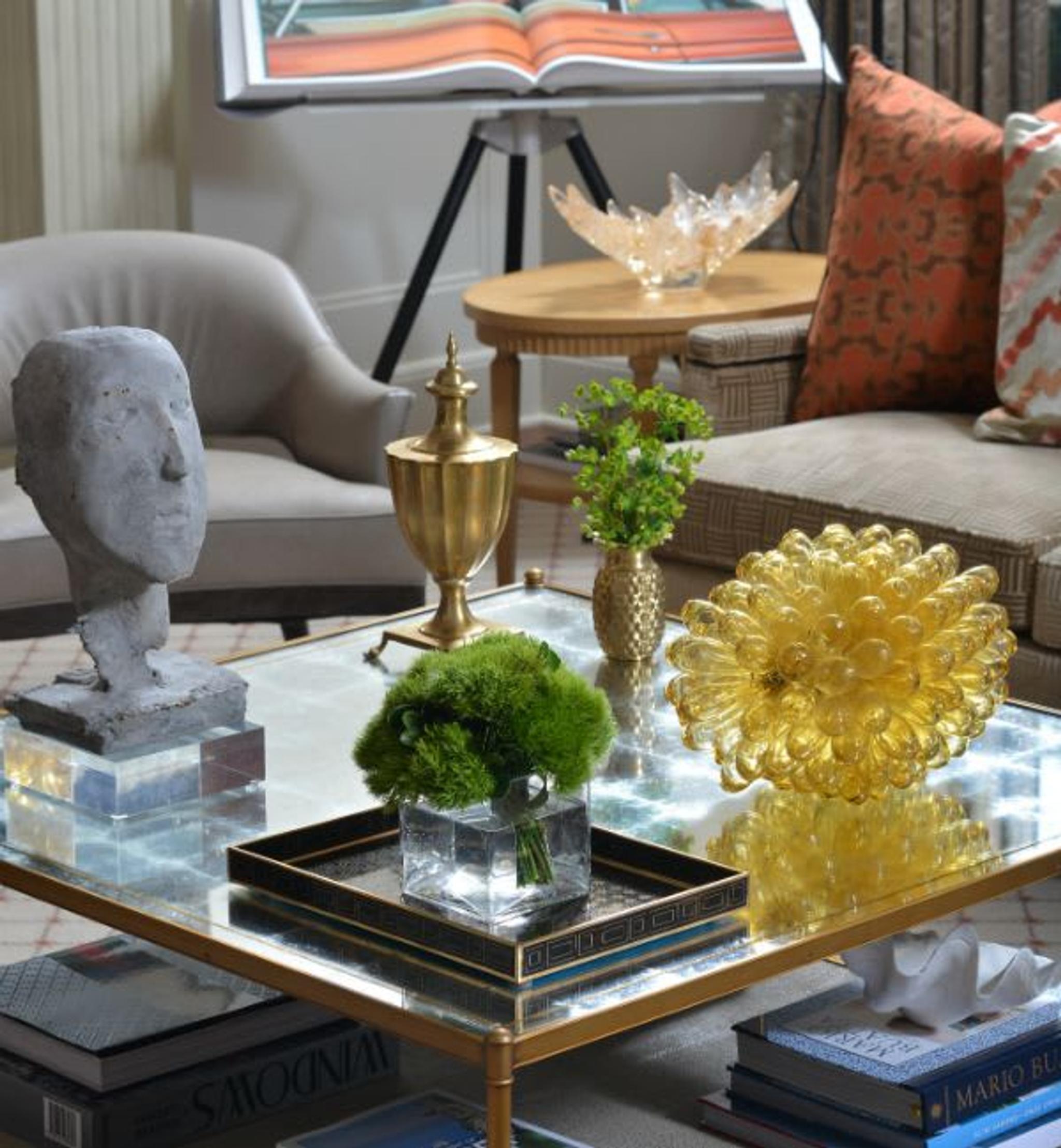 Décoration de table à café en laiton et verre par The A List Jonathan Savage.