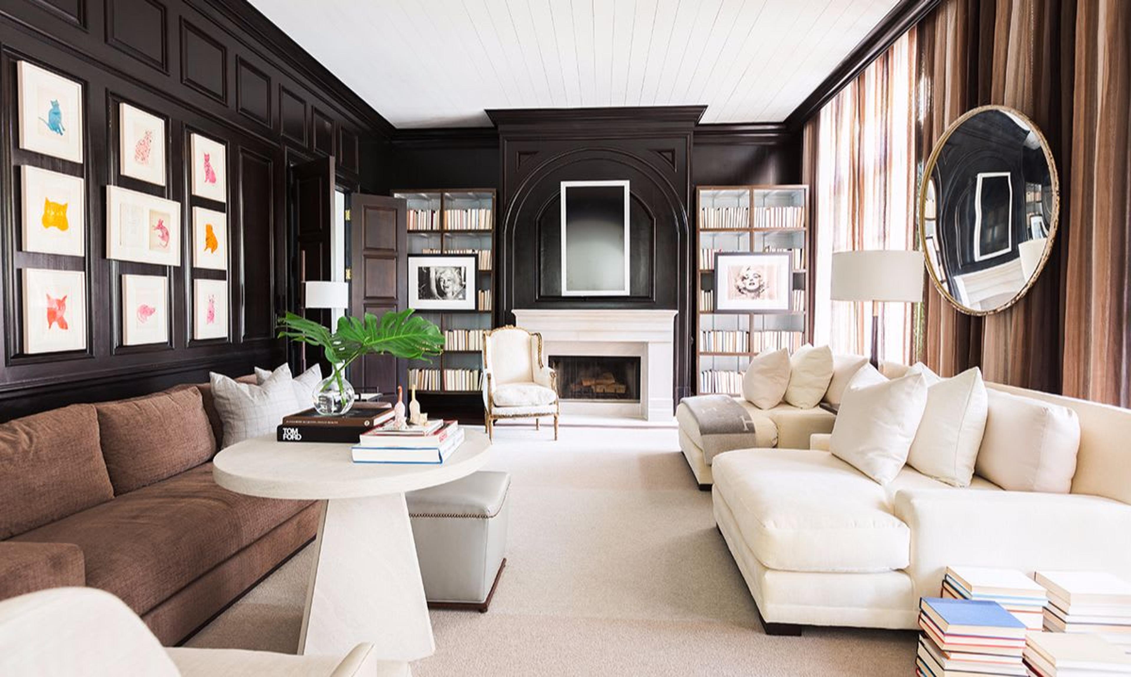 In questo studio, le pareti sono state trattate con un effetto carbonizzato macchiandole più volte con radica di noce. Lo specchio rotondo sulla parete destra è stato recuperato da una drogheria locale, mentre gli schizzi originali di gatti di Andy Warhol sono esposti sulla sinistra per creare una giustapposizione nella stanza.Foto di Alyssa Rosenheck