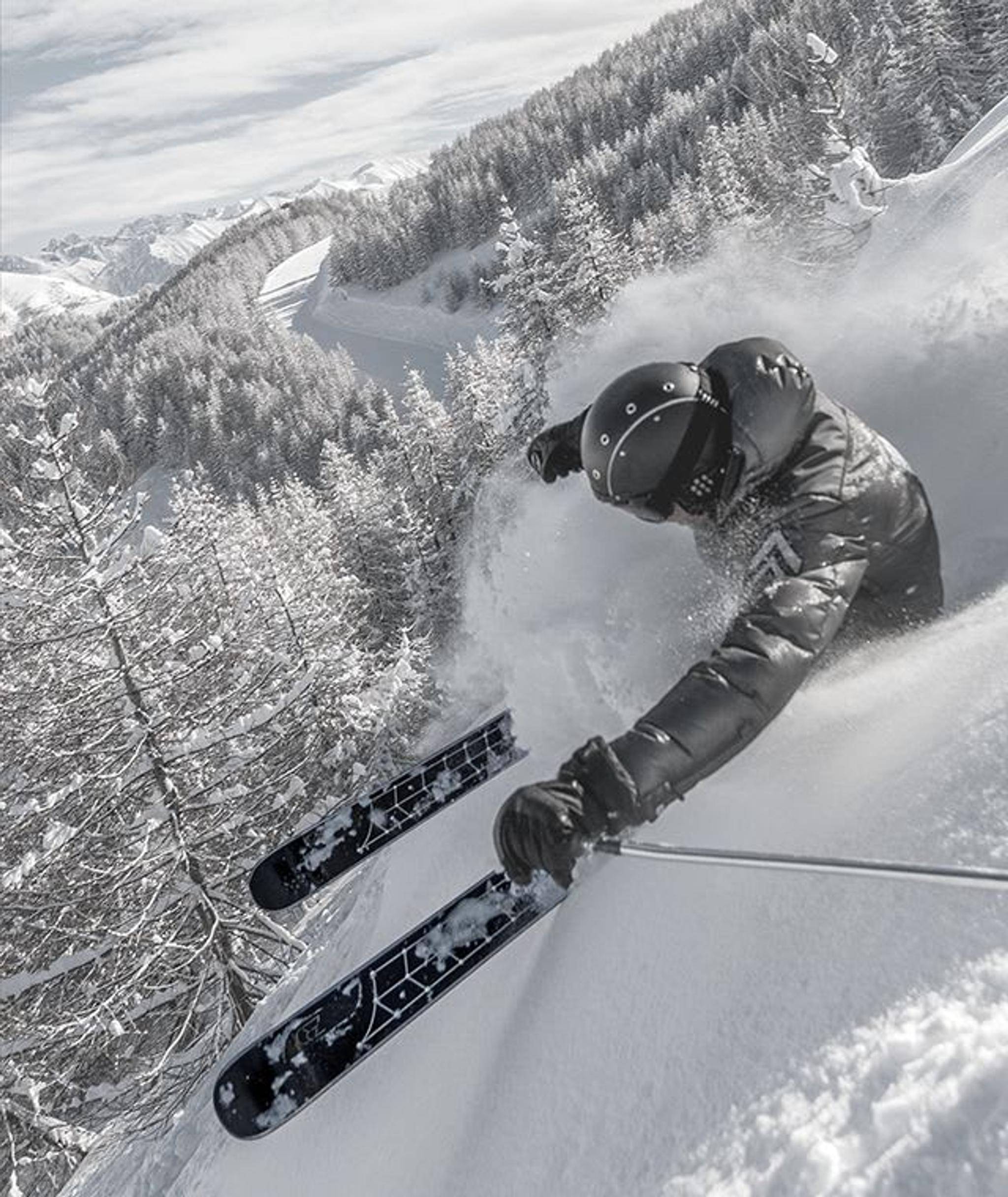 Zero skis in motion by Zero