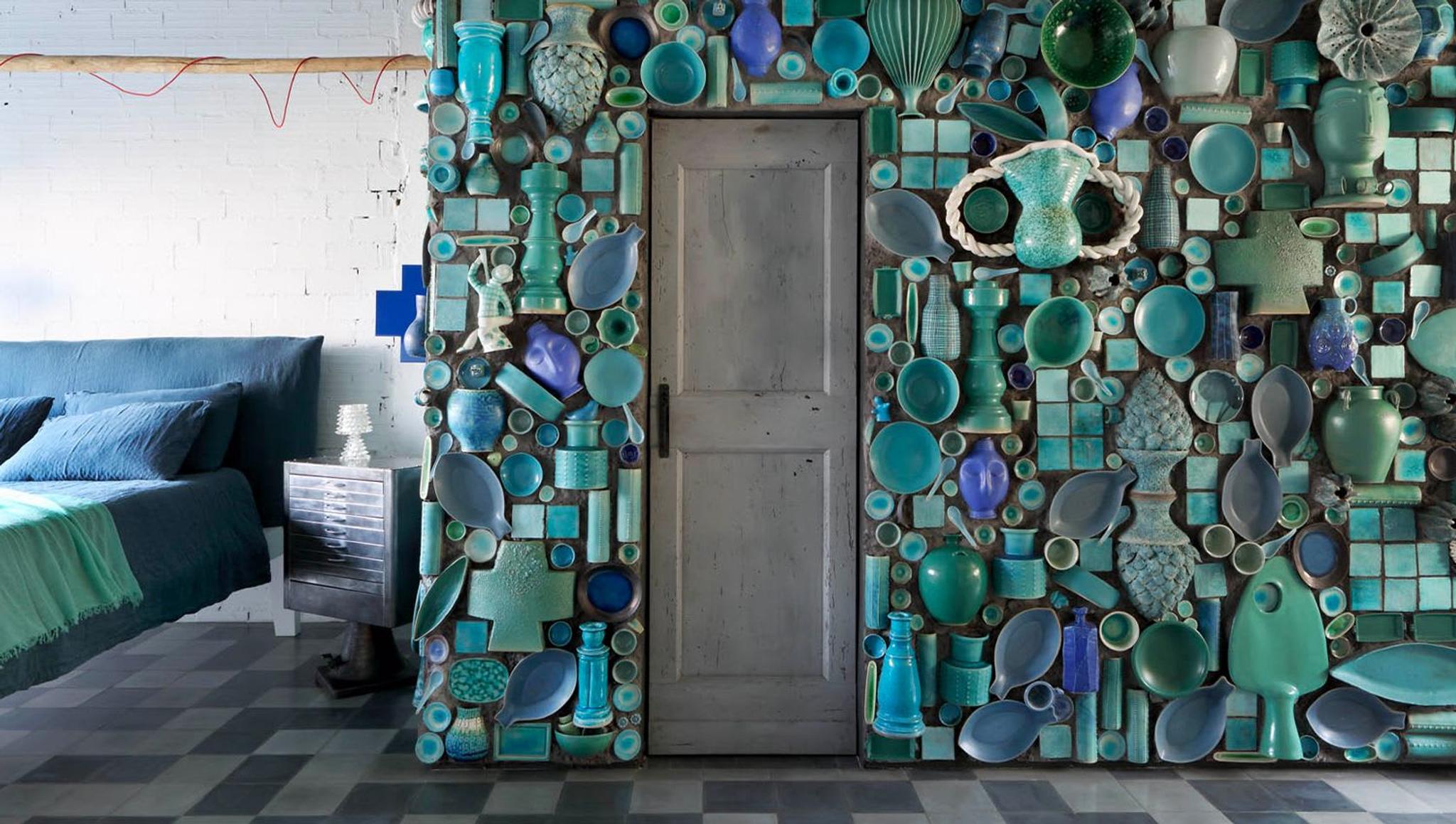 El "muro mágico" de la casa de Paola Navone. Fotografía de Enrico Conti