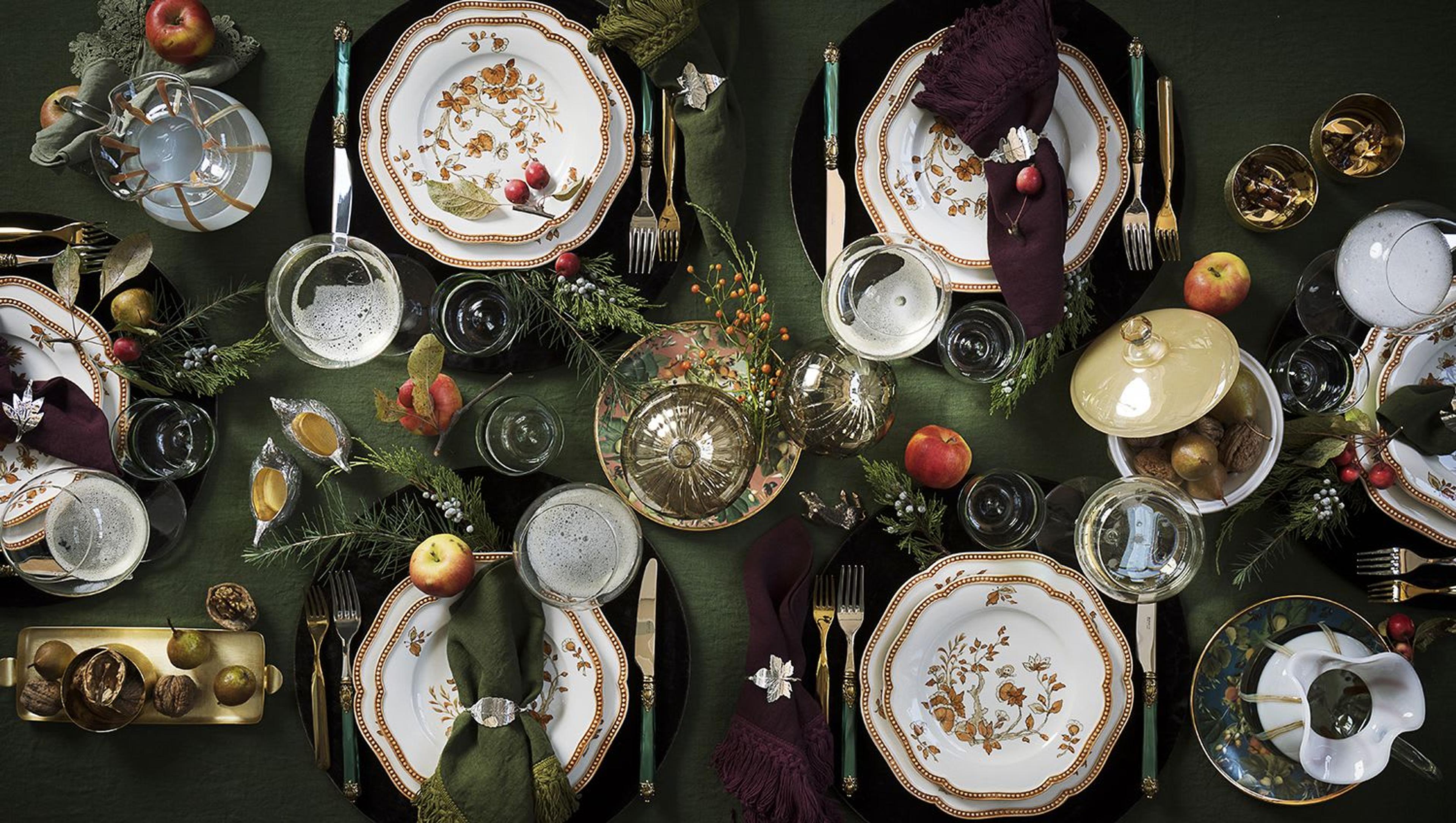 Entdecken Sie die Harvest Dinner- und Dessertteller von Vio's Cooking, das 24-teilige Besteckset Rinascimento in Grün von Casa Bugatti, die Torcello-Karaffe in Bernstein und Weiß von Tuttoattaccato, das Set aus 2 Salzstreuern mit Löffeln von Argentiere Pagliai, die Calabaza-Flasche mit Deckel von Kanz Architetti und das Set aus 6 Serviettenringen aus Silbermessing von Argentiere Pagliai.