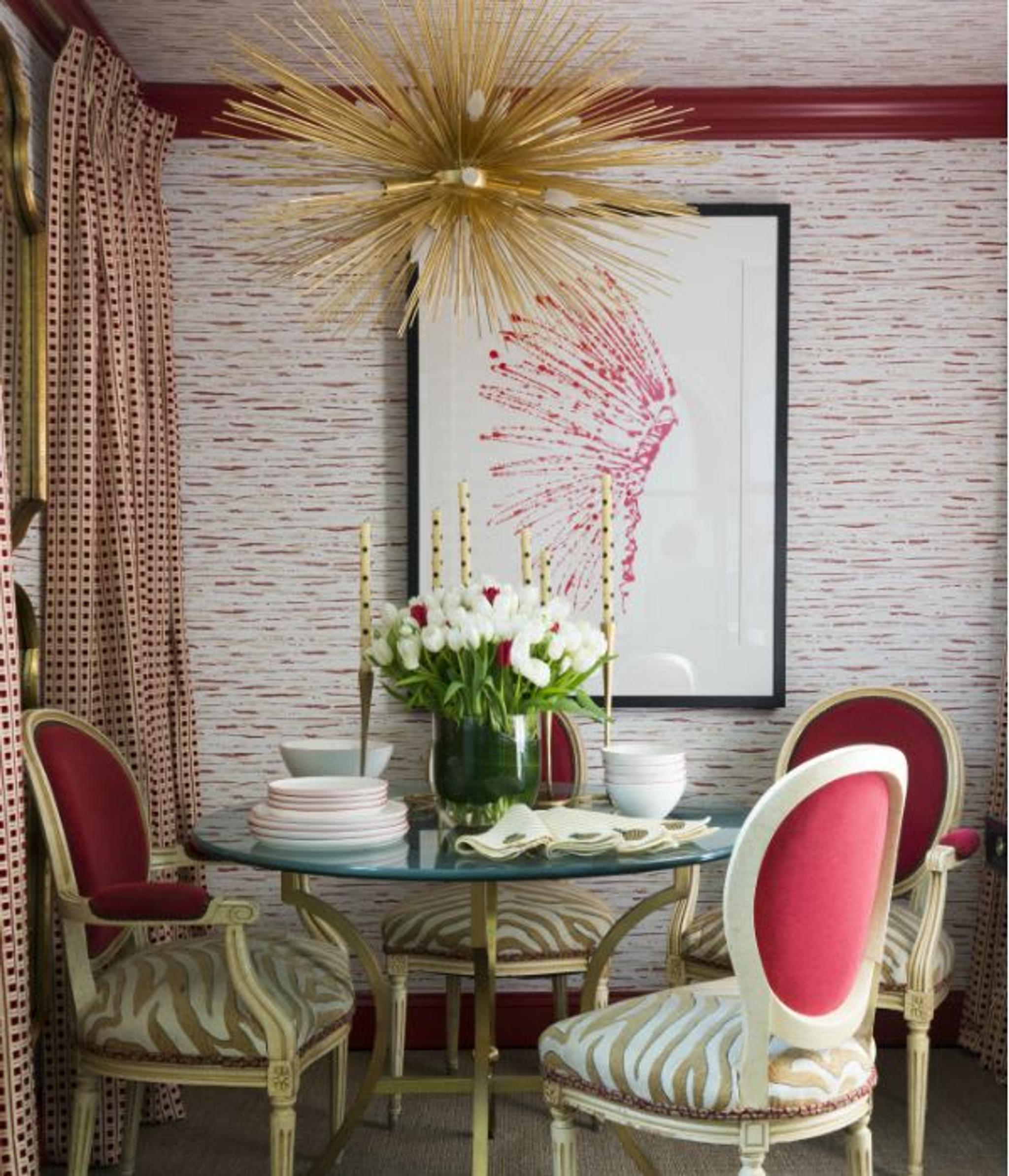La décoration de la salle à manger par The A List Jonathan Savage - des accents roses, une splendide combinaison de motifs et le lustre en laiton - font de cette salle à manger une pièce étonnante.